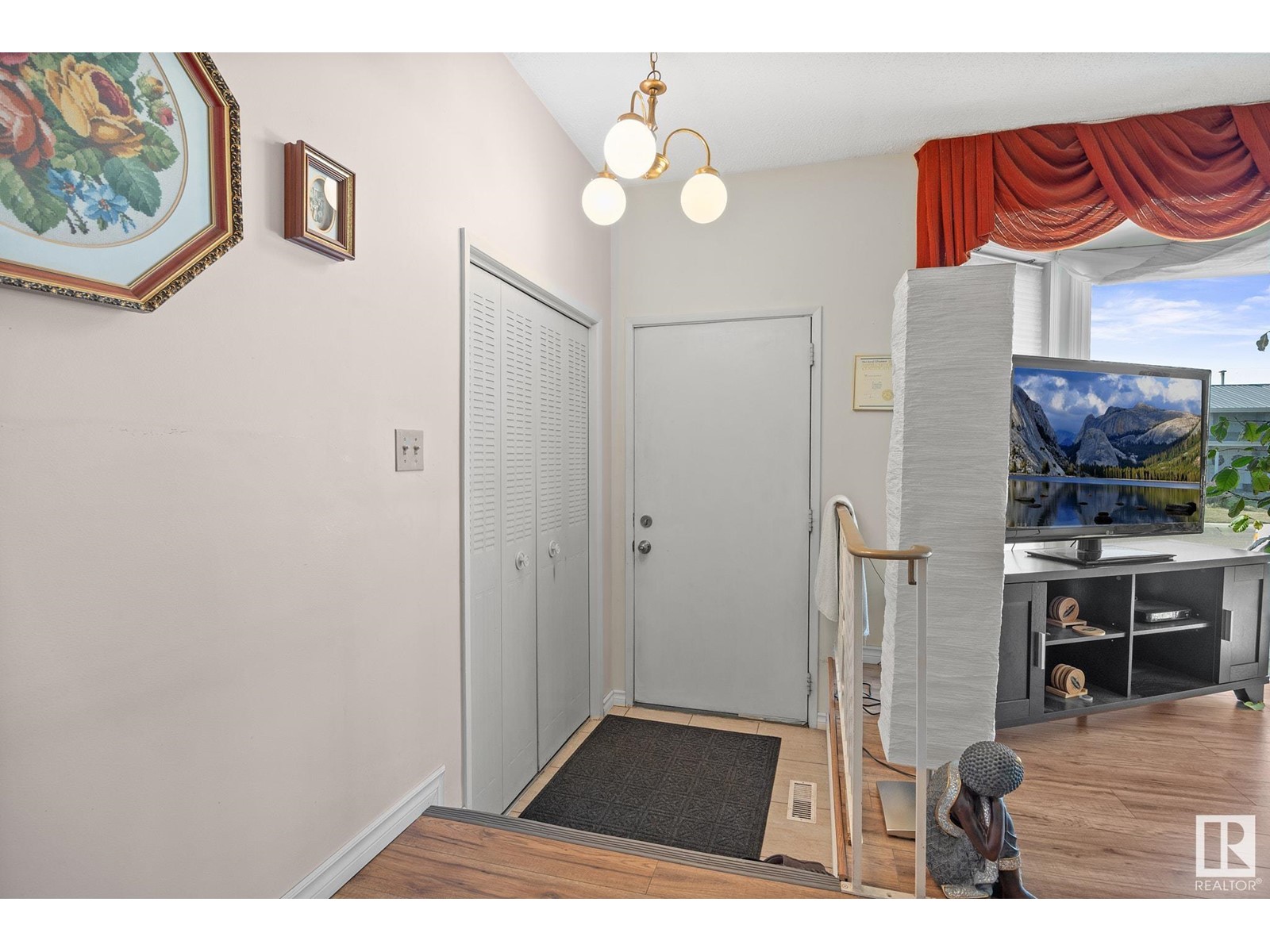Property at 4112 136 AV NW image 3