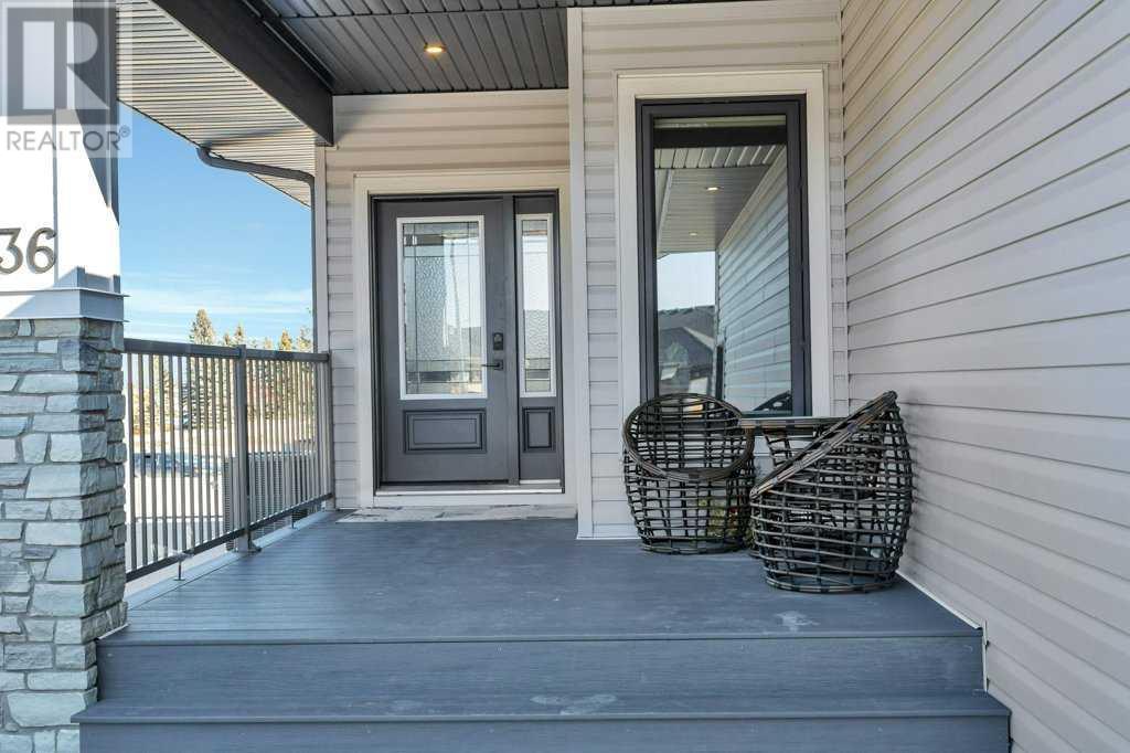 36 Meadow Close, Lacombe, Alberta  T4L 0J1 - Photo 2 - A2210067