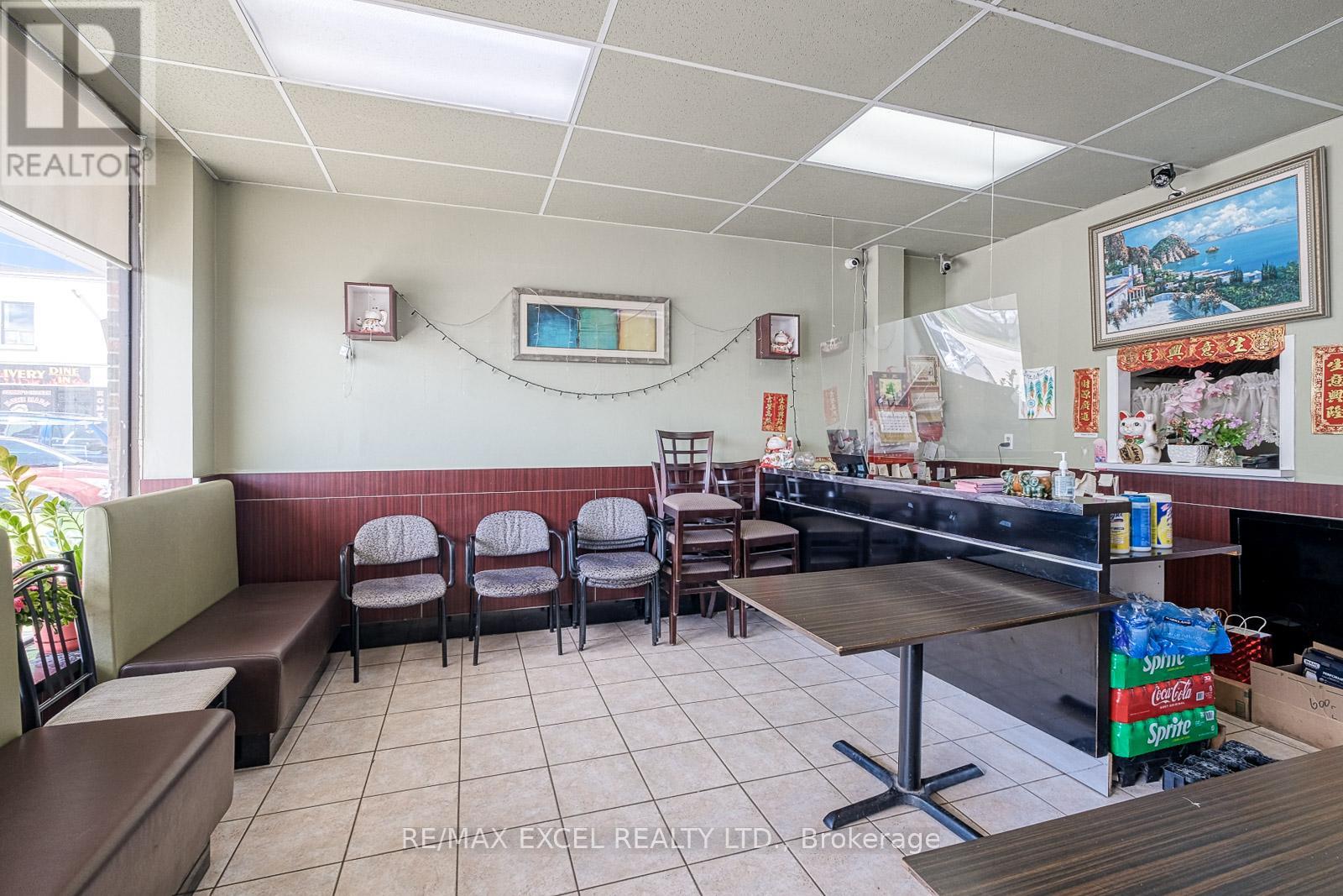9 - 213 The Queensway Road S, Georgina, Ontario  L4P 2A7 - Photo 4 - N12105320