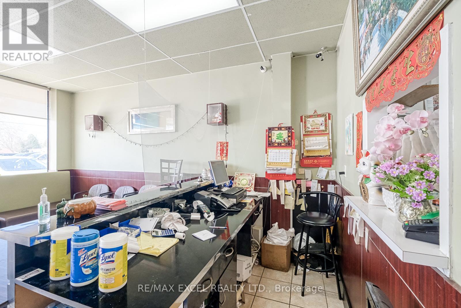 9 - 213 The Queensway Road S, Georgina, Ontario  L4P 2A7 - Photo 6 - N12105320