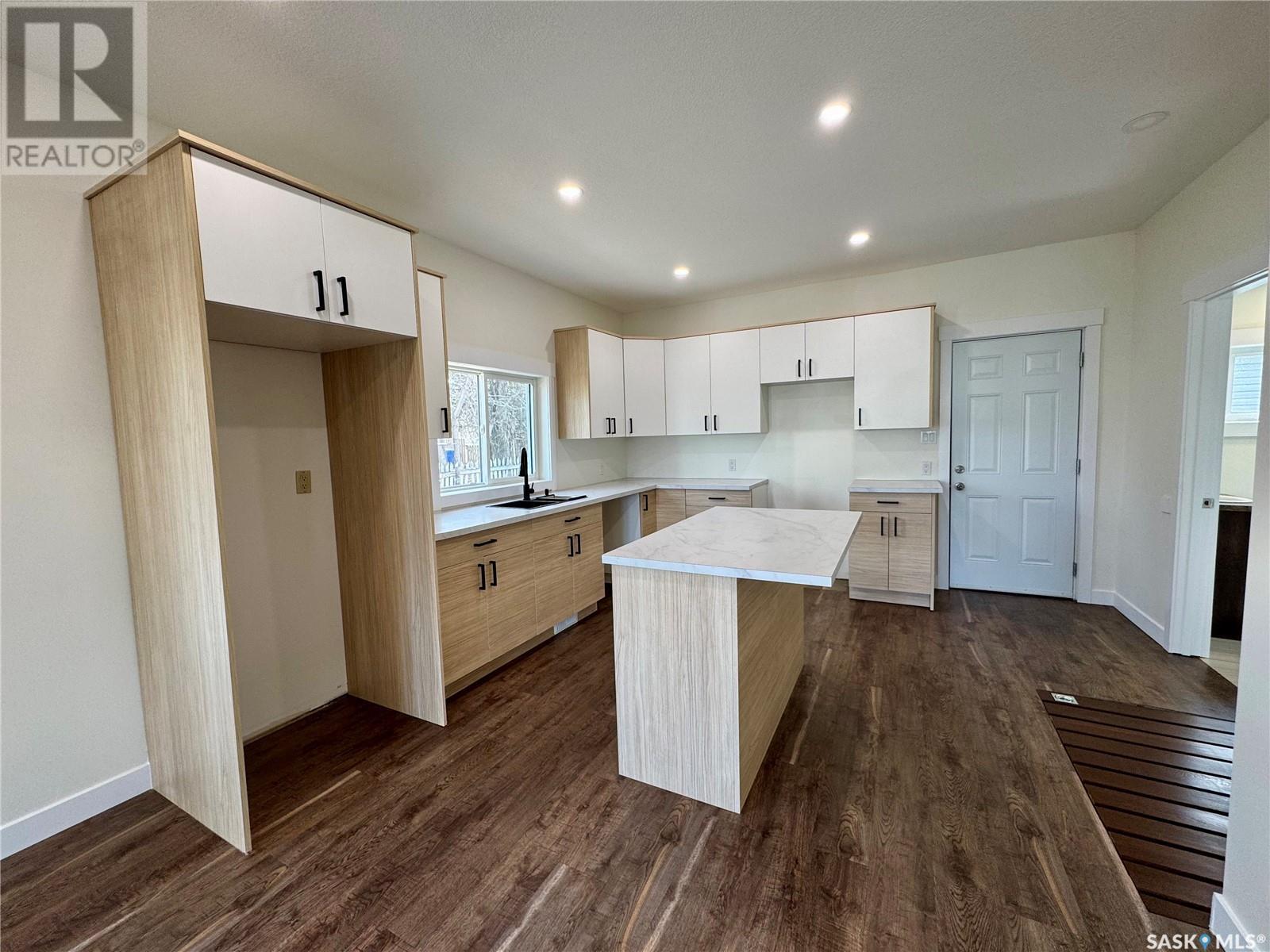 Property at 211 9th STREET E image 4