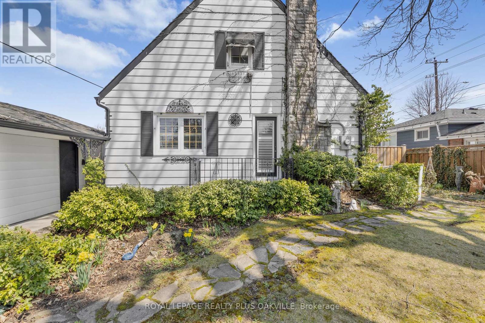2 Westcliffe Avenue, Hamilton, Ontario  L9C 1K2 - Photo 4 - X12105266