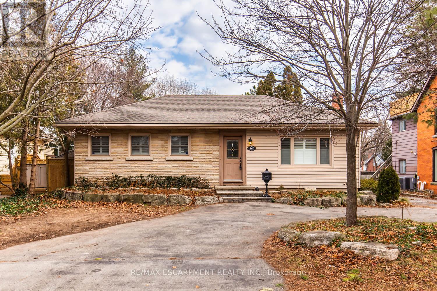 961 Shadeland Avenue, Burlington, Ontario  L7T 2M4 - Photo 1 - W12105375