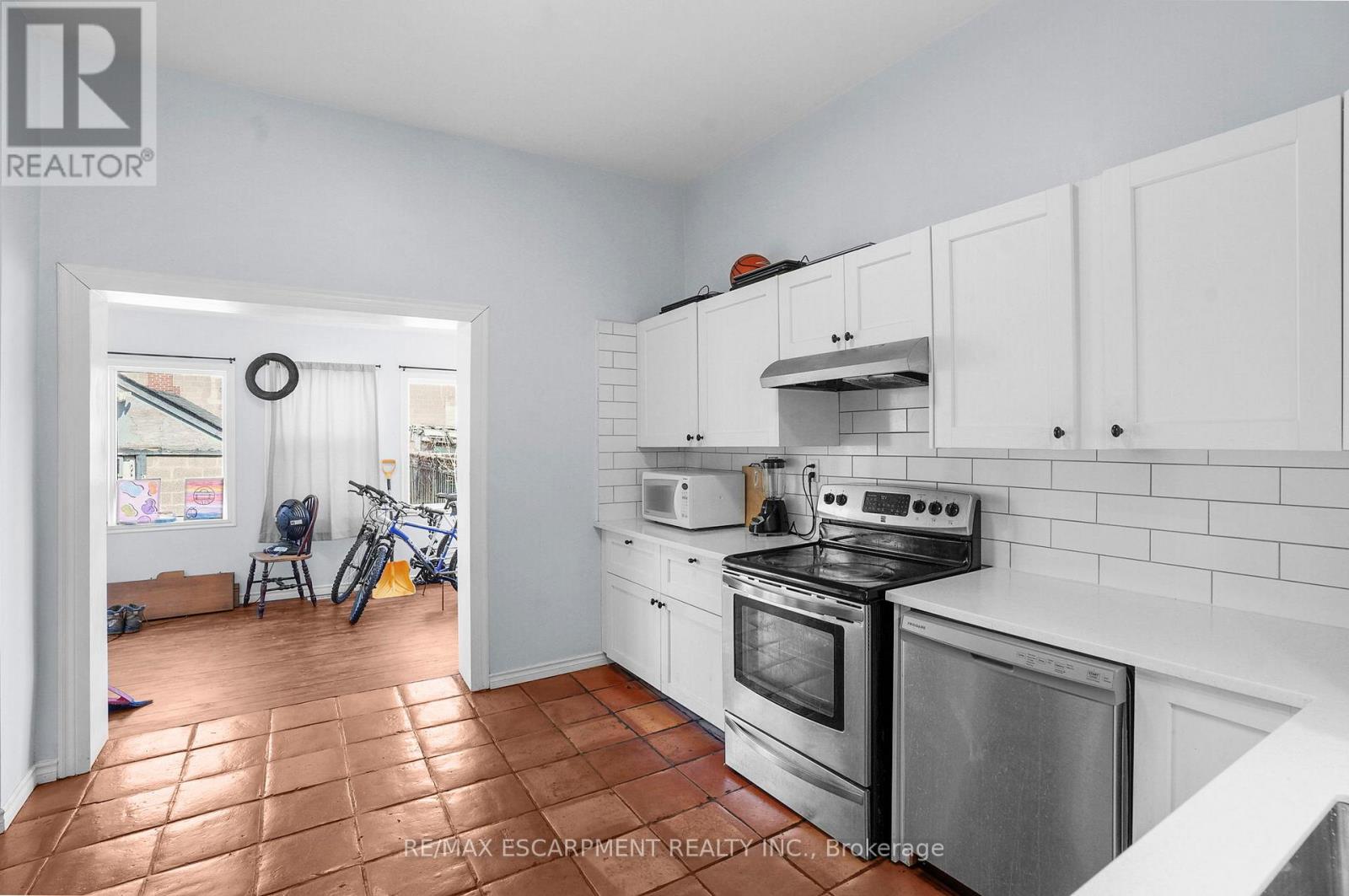 11 Wright Avenue, Hamilton, Ontario  L8L 2T5 - Photo 7 - X12105353