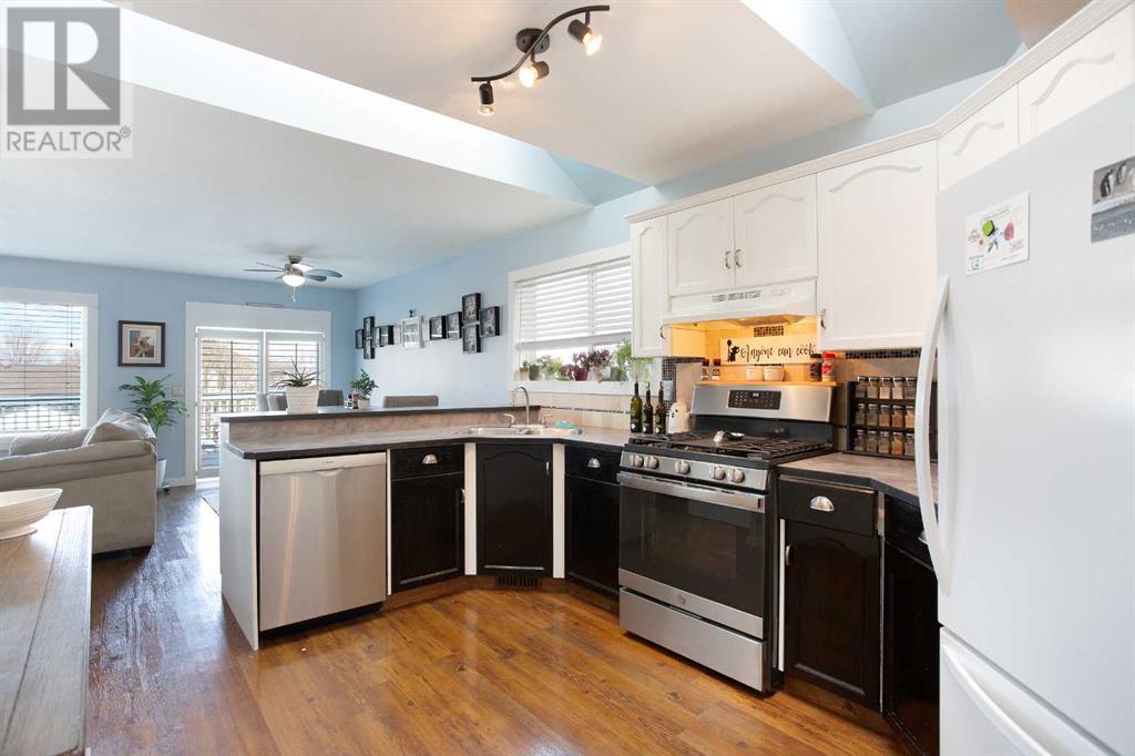 Property at 18 Everstone Court SW image 2