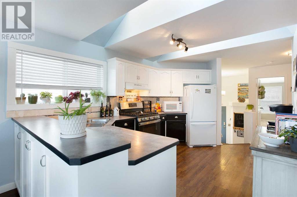 Property at 18 Everstone Court SW image 3