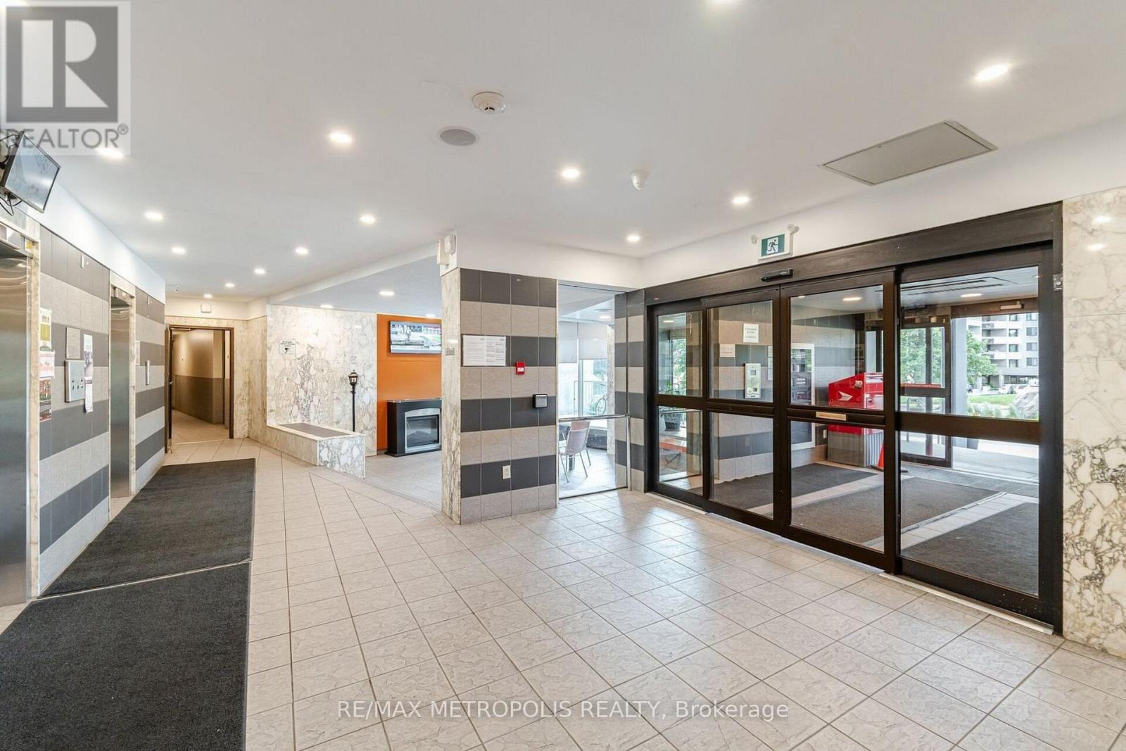 902 - 5 San Romano Way, Toronto, Ontario  M3N 2Y4 - Photo 4 - W12105532