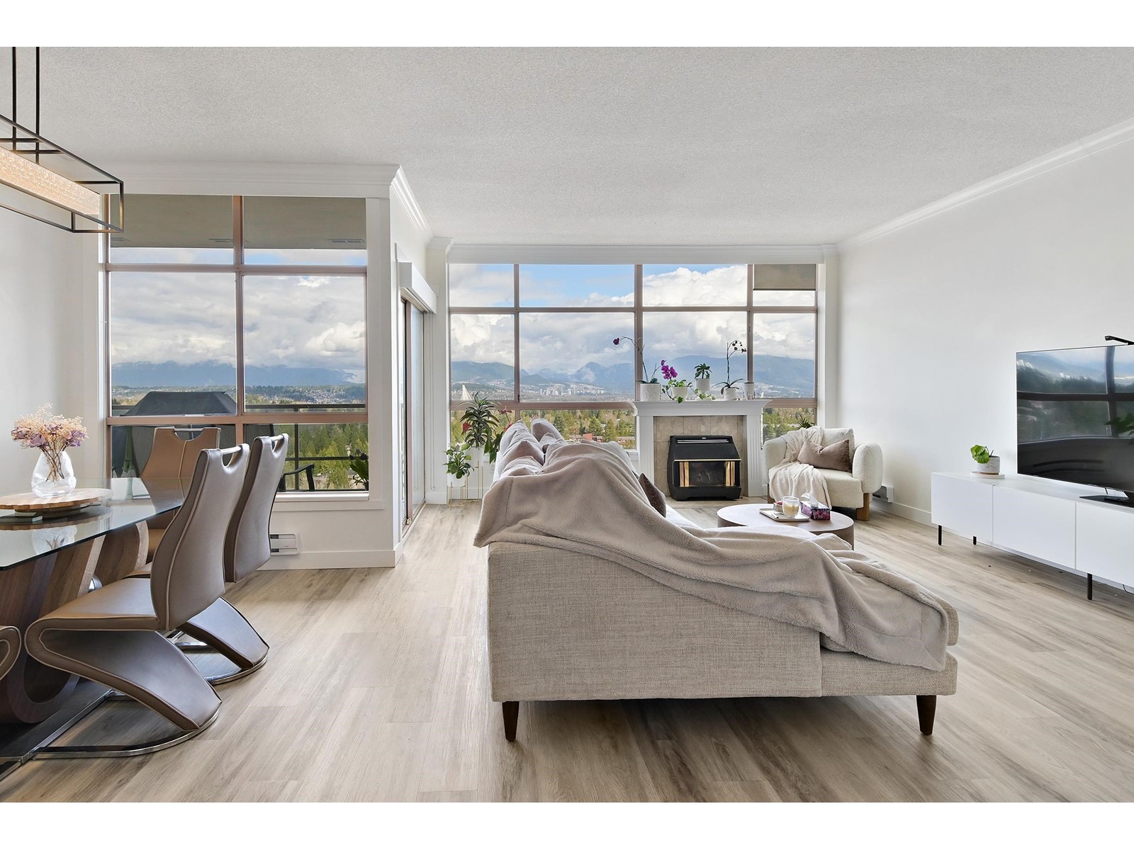 2004 14881 103a Avenue, Surrey, British Columbia  V3R 0M5 - Photo 3 - R2994565