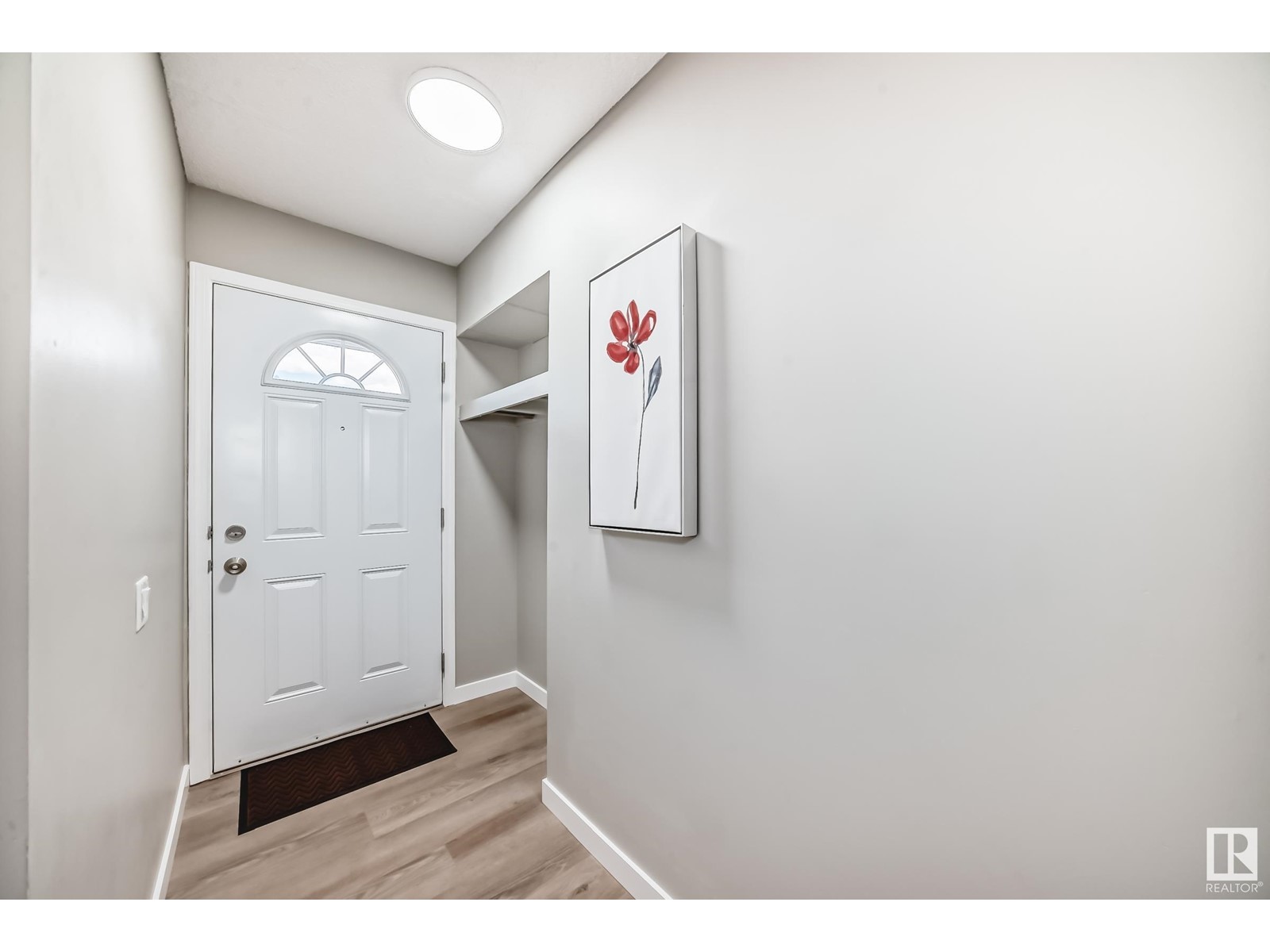 Property at 118 MAYFAIR MEWS ME NW image 2