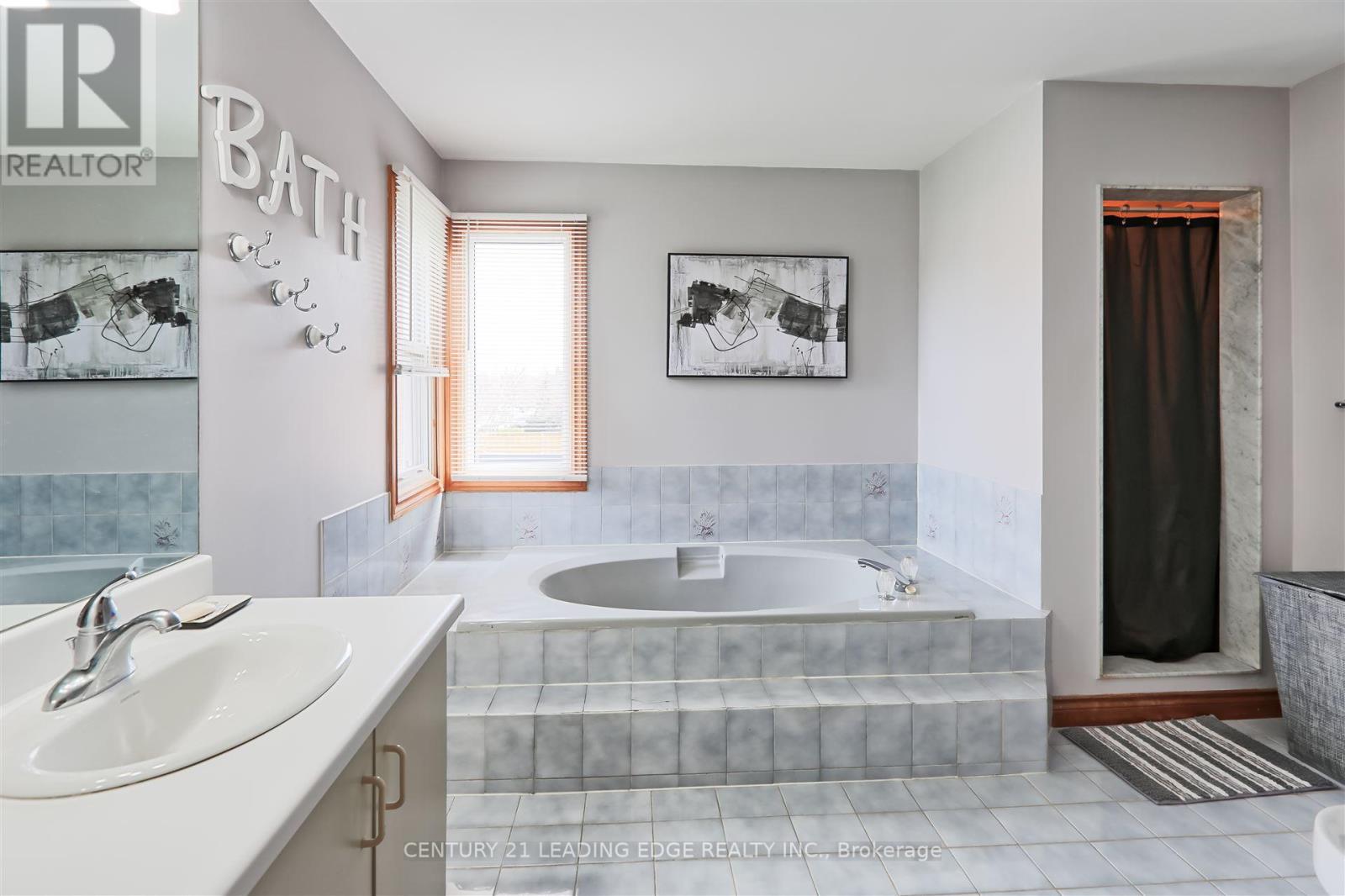 312 Valeria Boulevard, Vaughan, Ontario  L4L 6V7 - Photo 13 - N12105754