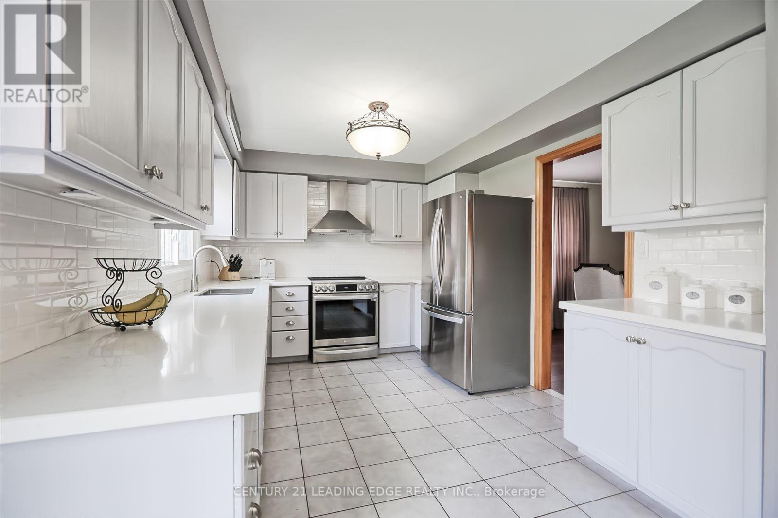312 Valeria Boulevard, Vaughan, Ontario  L4L 6V7 - Photo 7 - N12105754