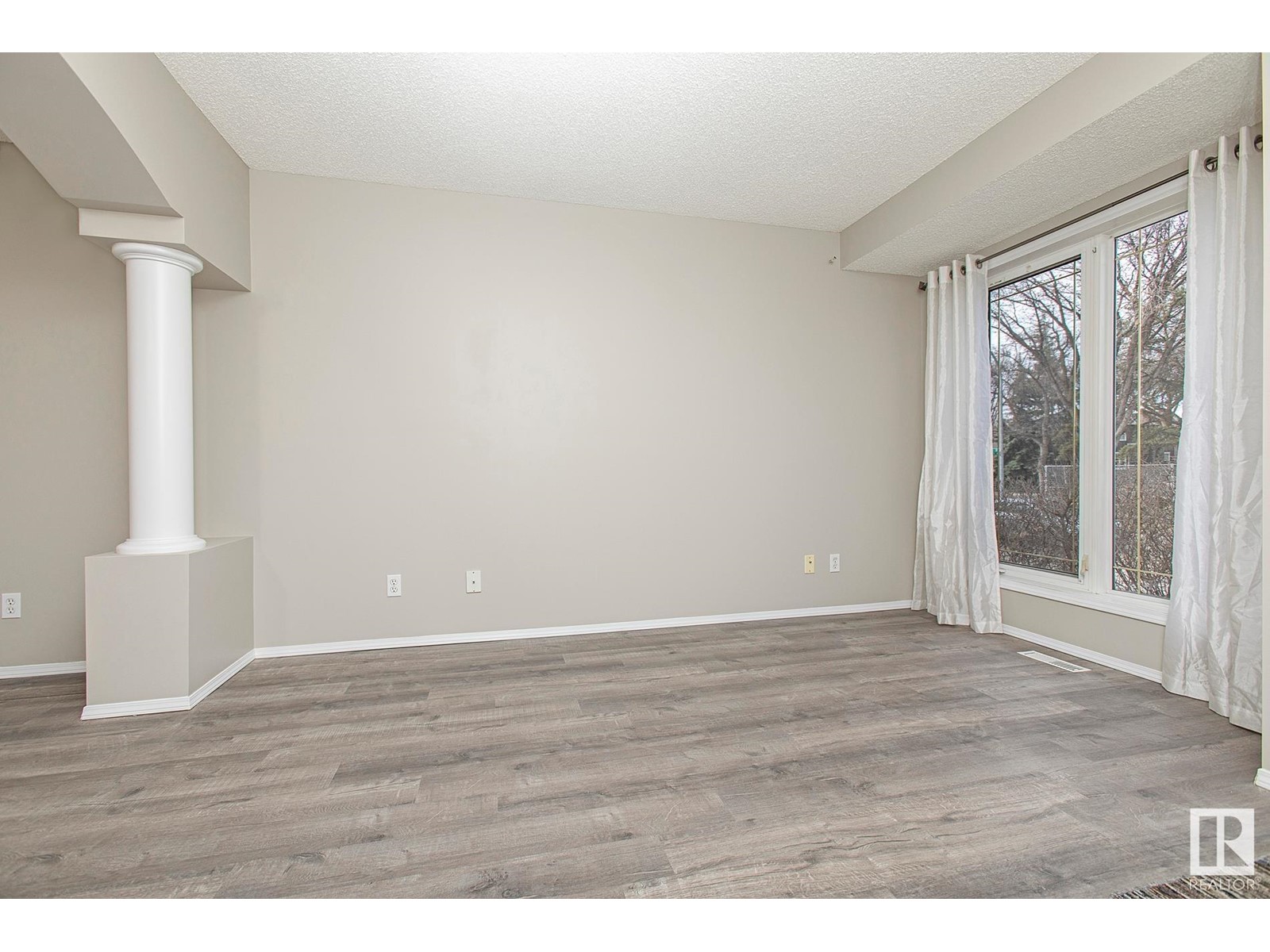 Property at 8107 85 ST NW image 4