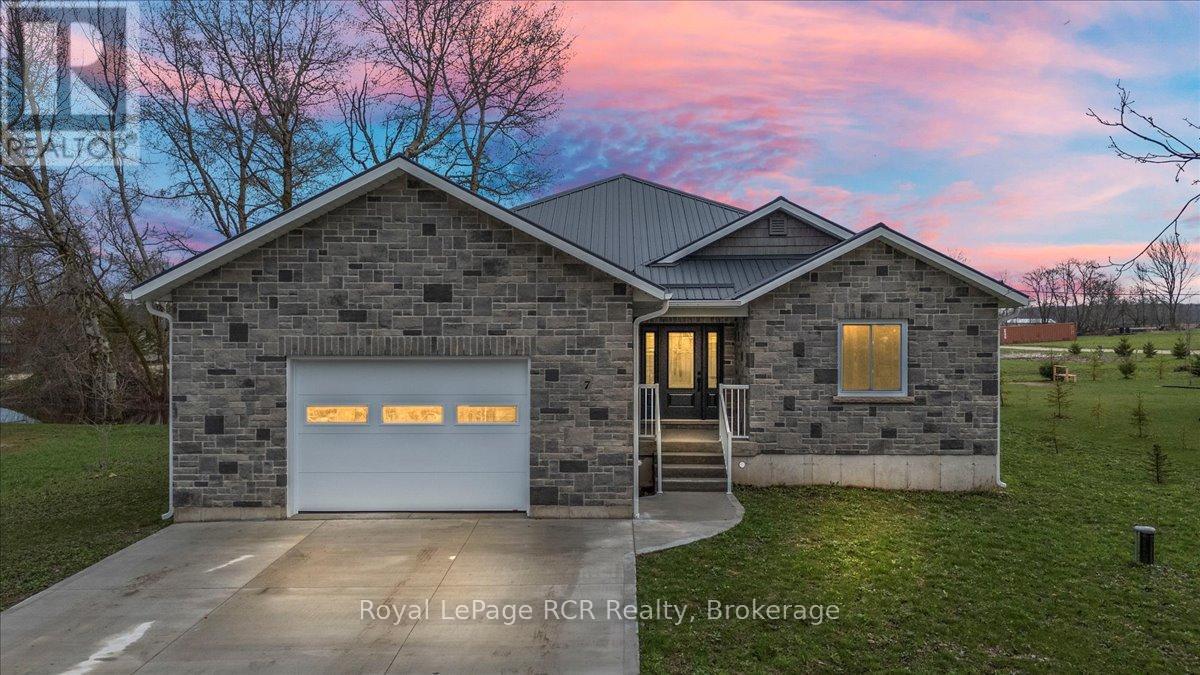 7 Mill Street, West Grey, Ontario  N0G 1S0 - Photo 5 - X12105827