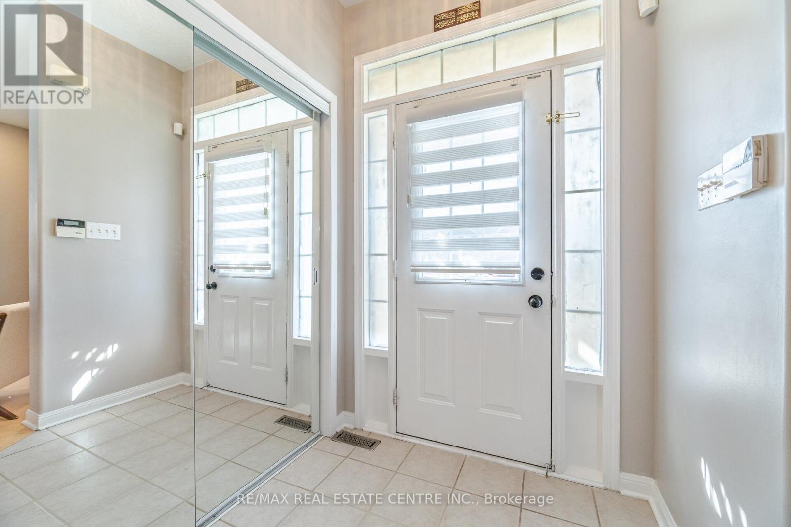 643 Hamilton Crescent, Milton, Ontario  L9T 6G9 - Photo 4 - W12099829