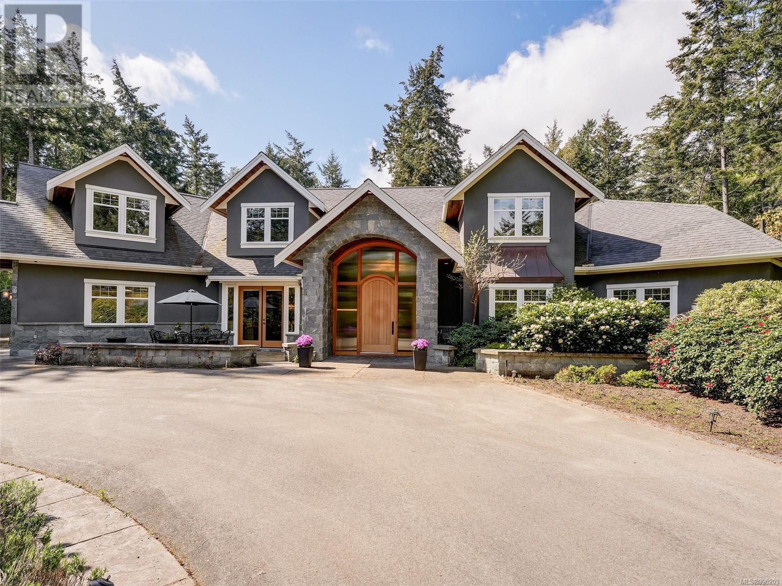 Property at 2615 Queenswood Dr image 4
