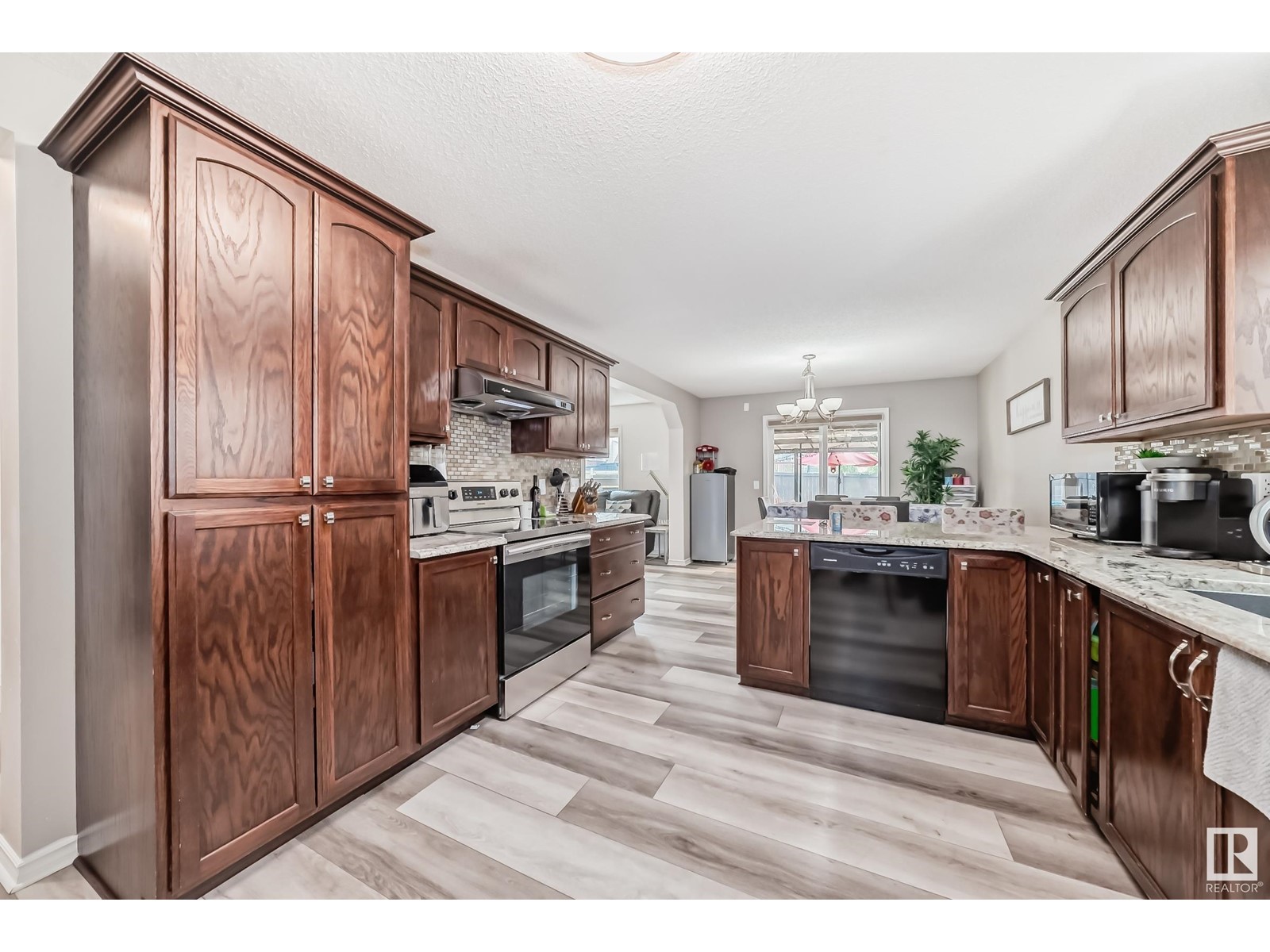 Property at 6143 12 AV SW image 3