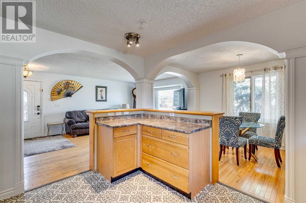 75 Beaconsfield Rise Nw, Calgary, Alberta  T3K 1X3 - Photo 8 - A2212589