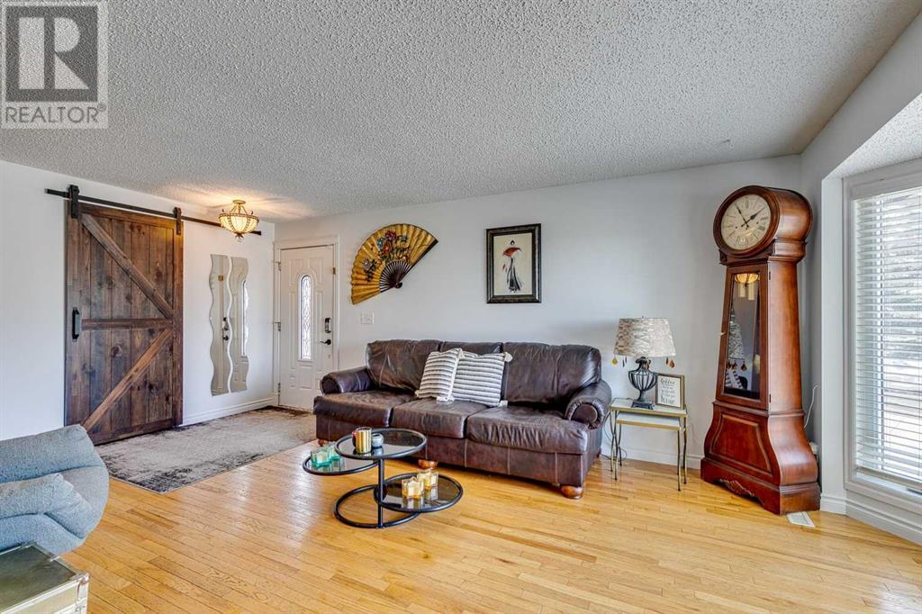 75 Beaconsfield Rise Nw, Calgary, Alberta  T3K 1X3 - Photo 5 - A2212589