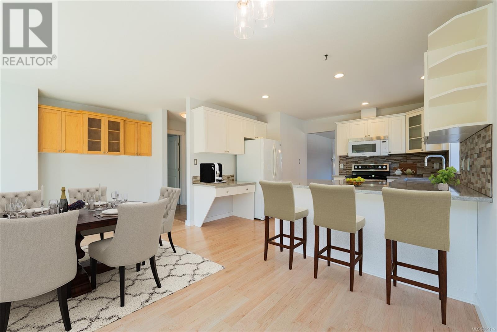 Property at 428 Day Pl image 2