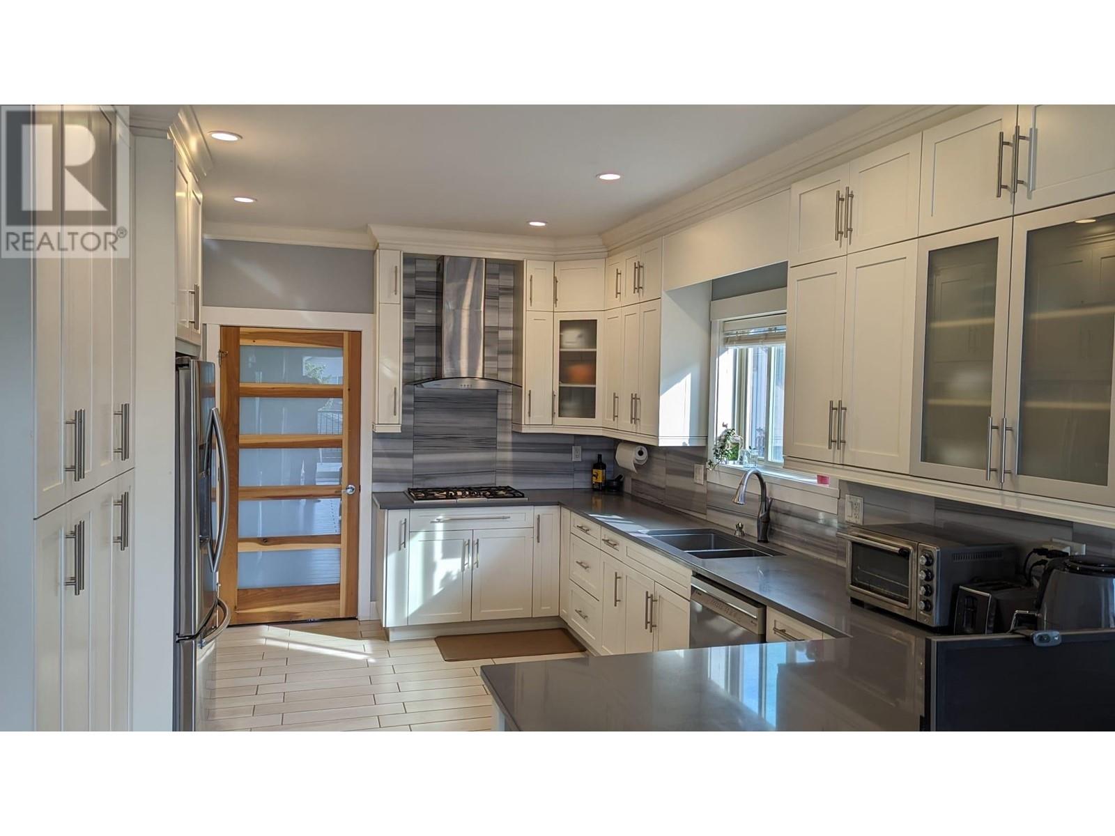 7348 11th Avenue, Burnaby, British Columbia  V3N 2N1 - Photo 3 - R2994372