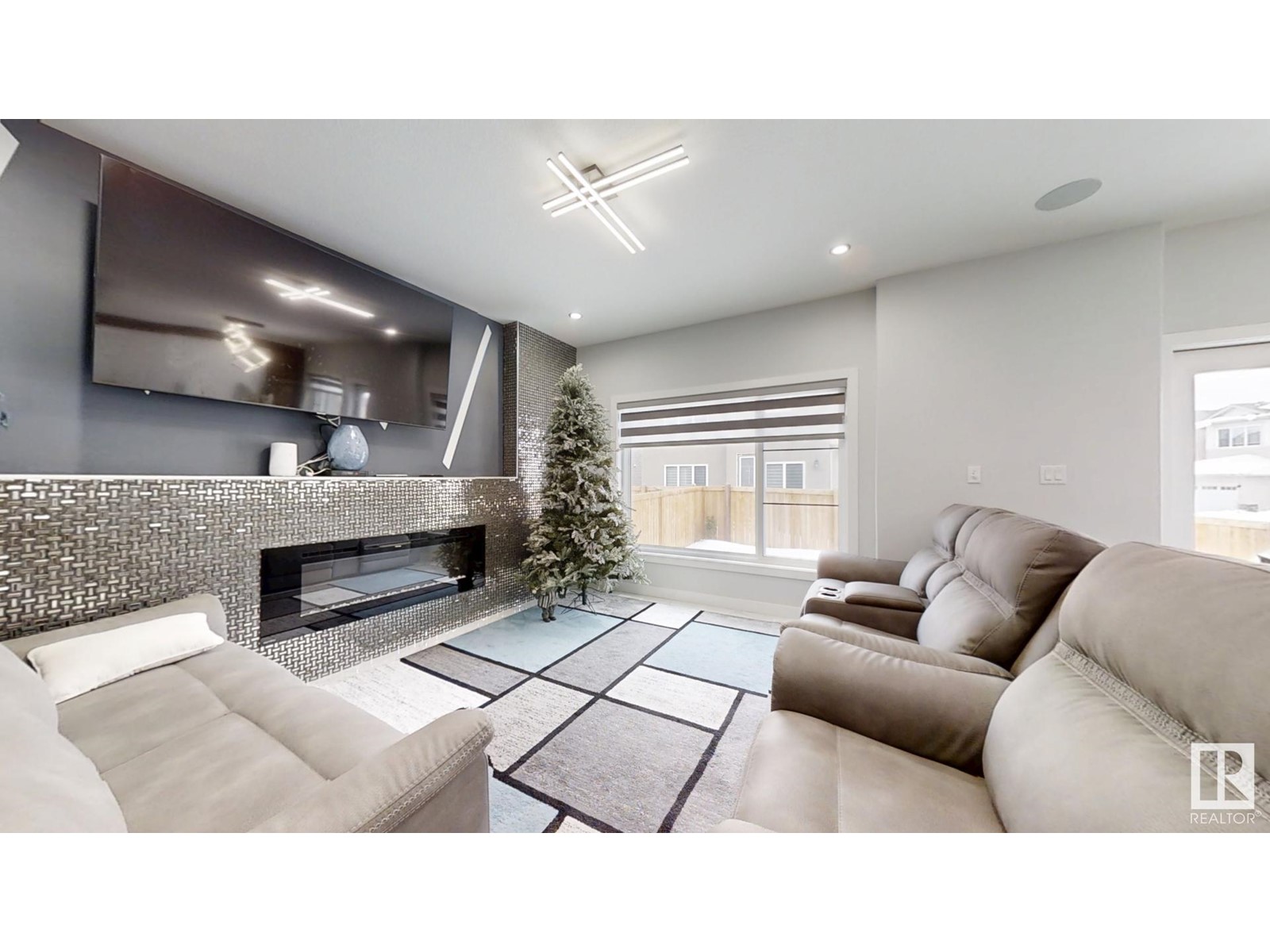 Property at 2020 13 AV NW image 3