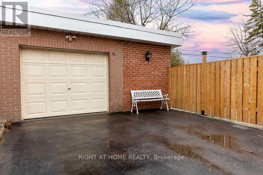 17 Rambler Place, Toronto, Ontario  M3L 1N6 - Photo 8 - W12105884