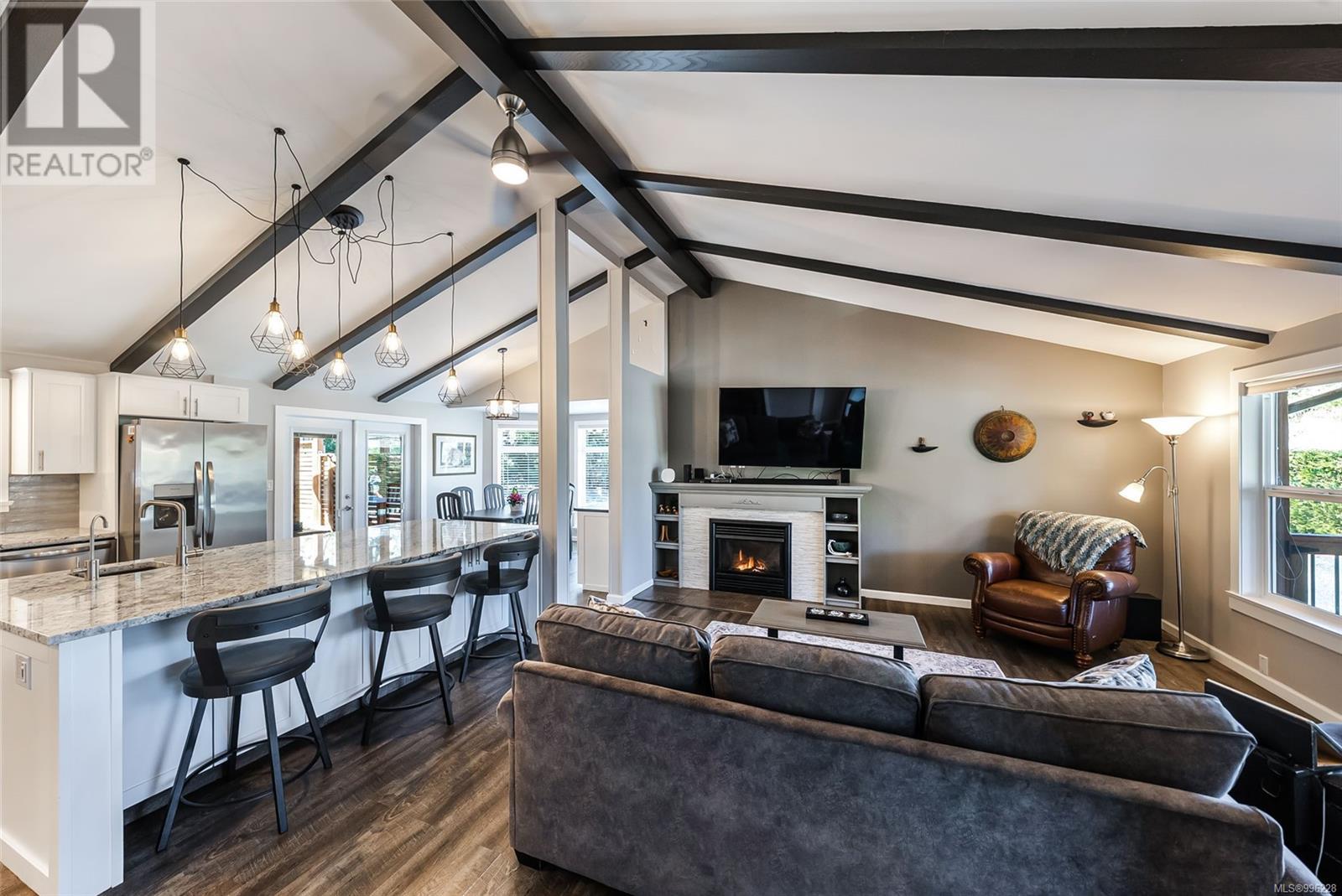 Property at 674 Hawthorne Rise image 3
