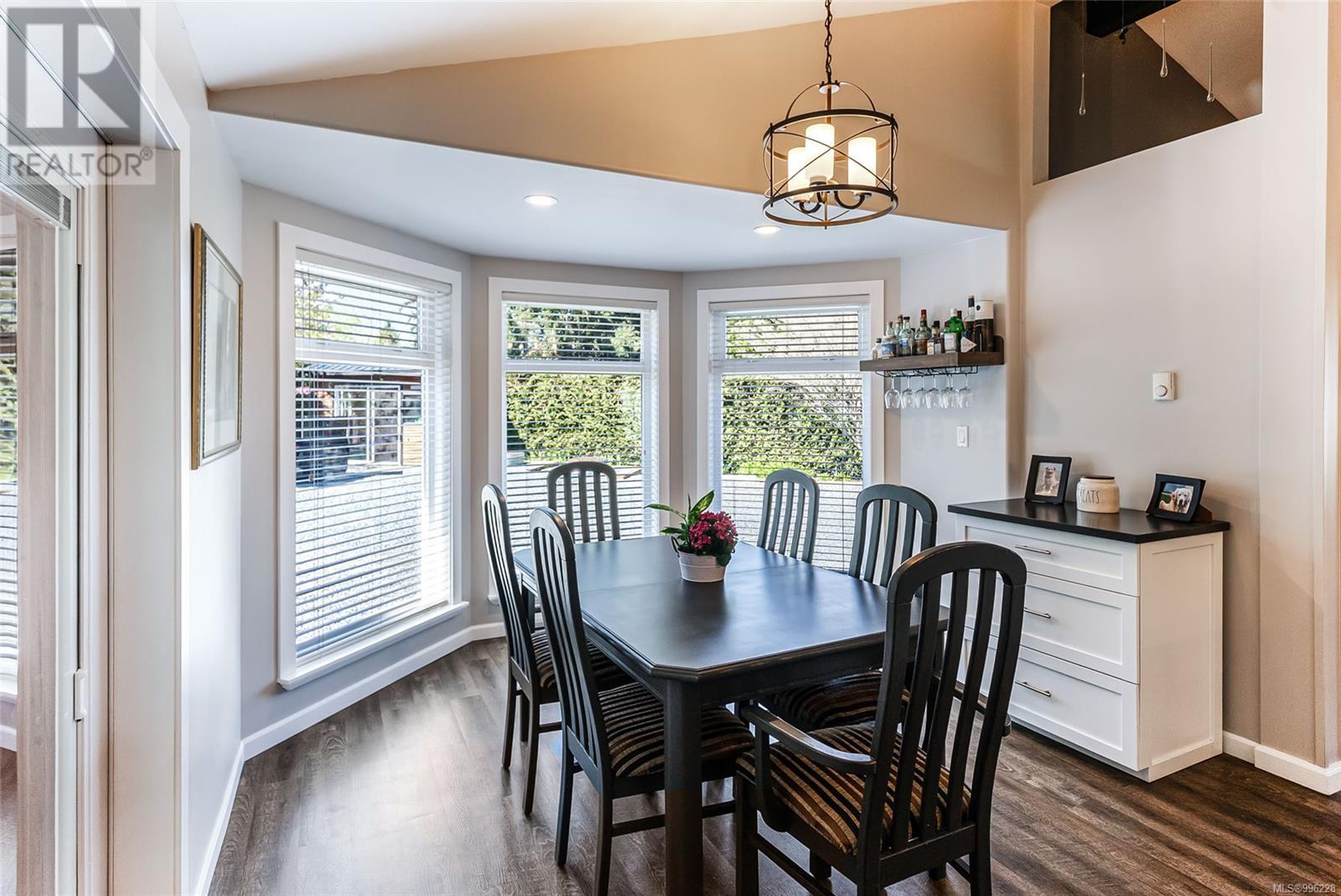 Property at 674 Hawthorne Rise image 4