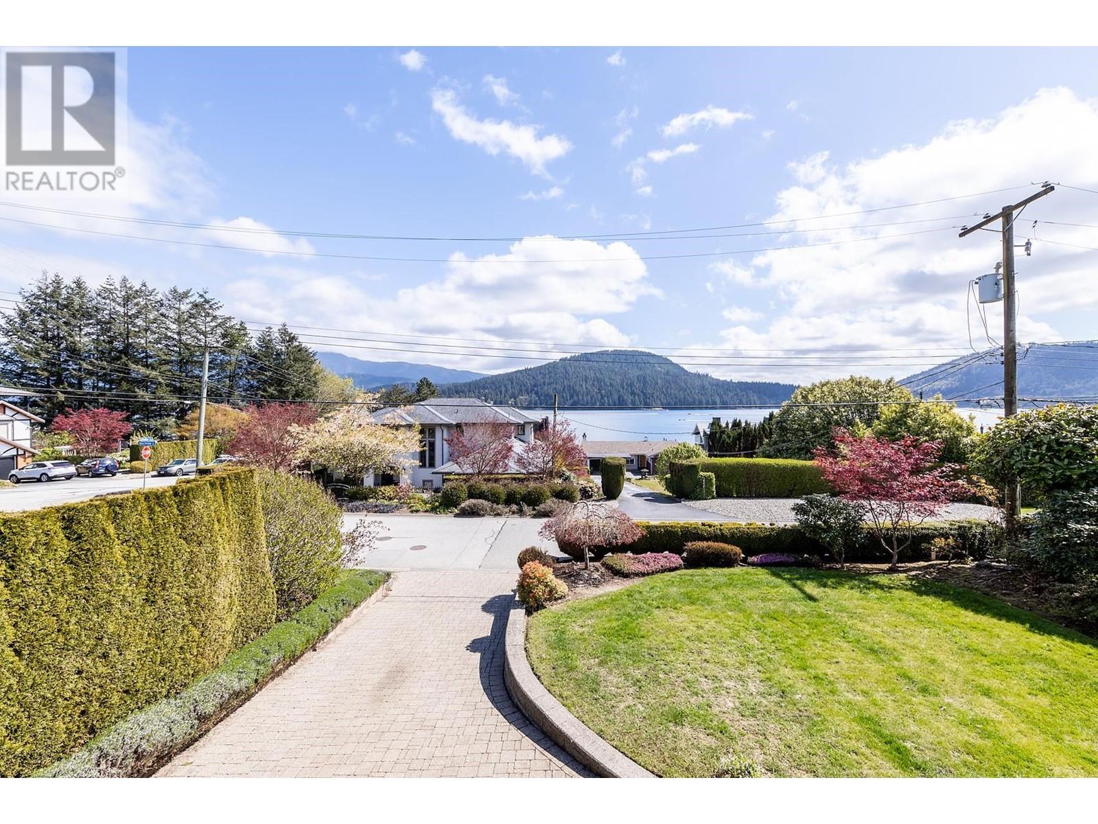 Property at 463 BEACHVIEW DRIVE image 2