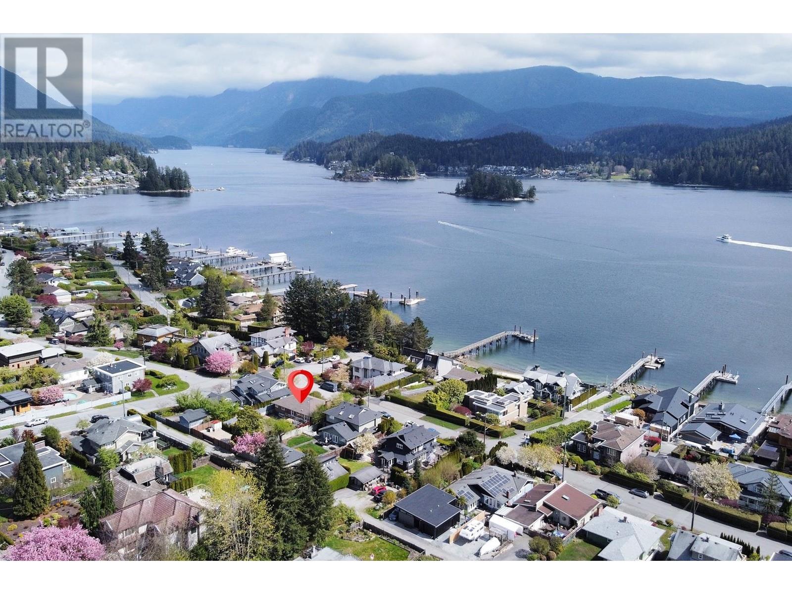 Property at 463 BEACHVIEW DRIVE image 1