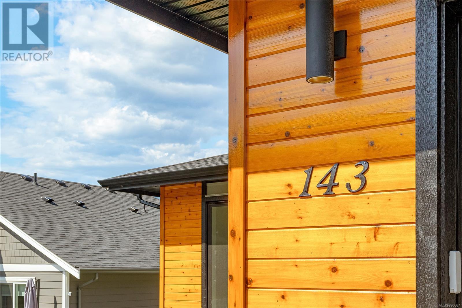 Property at 143 Maplewood Rise image 3