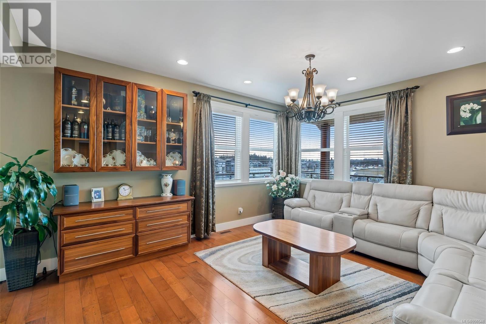 Property at 400 Latoria Rd image 4