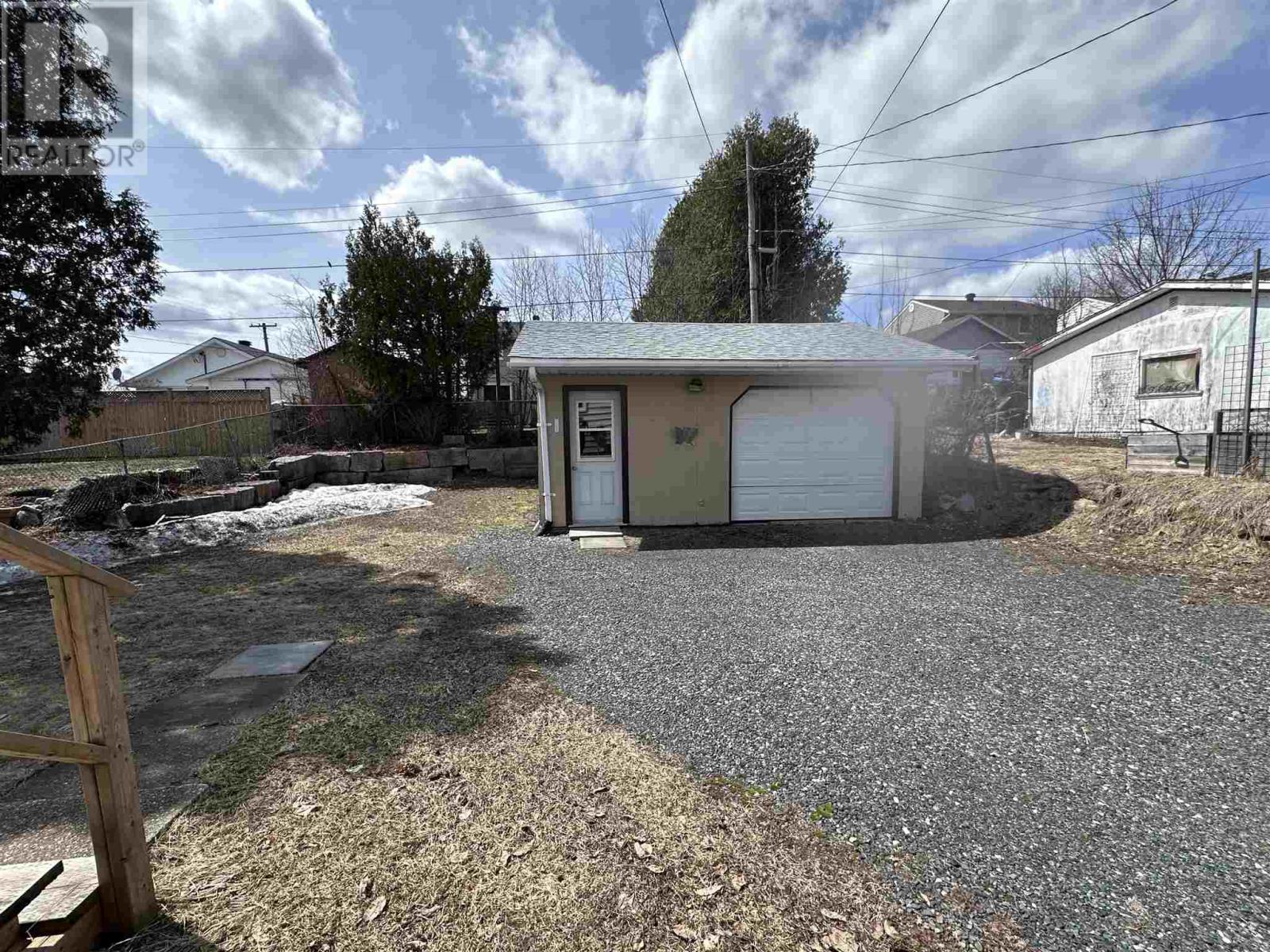 70 Roman Ave, Elliot Lake, Ontario  P5A 1S1 - Photo 2 - SM250864