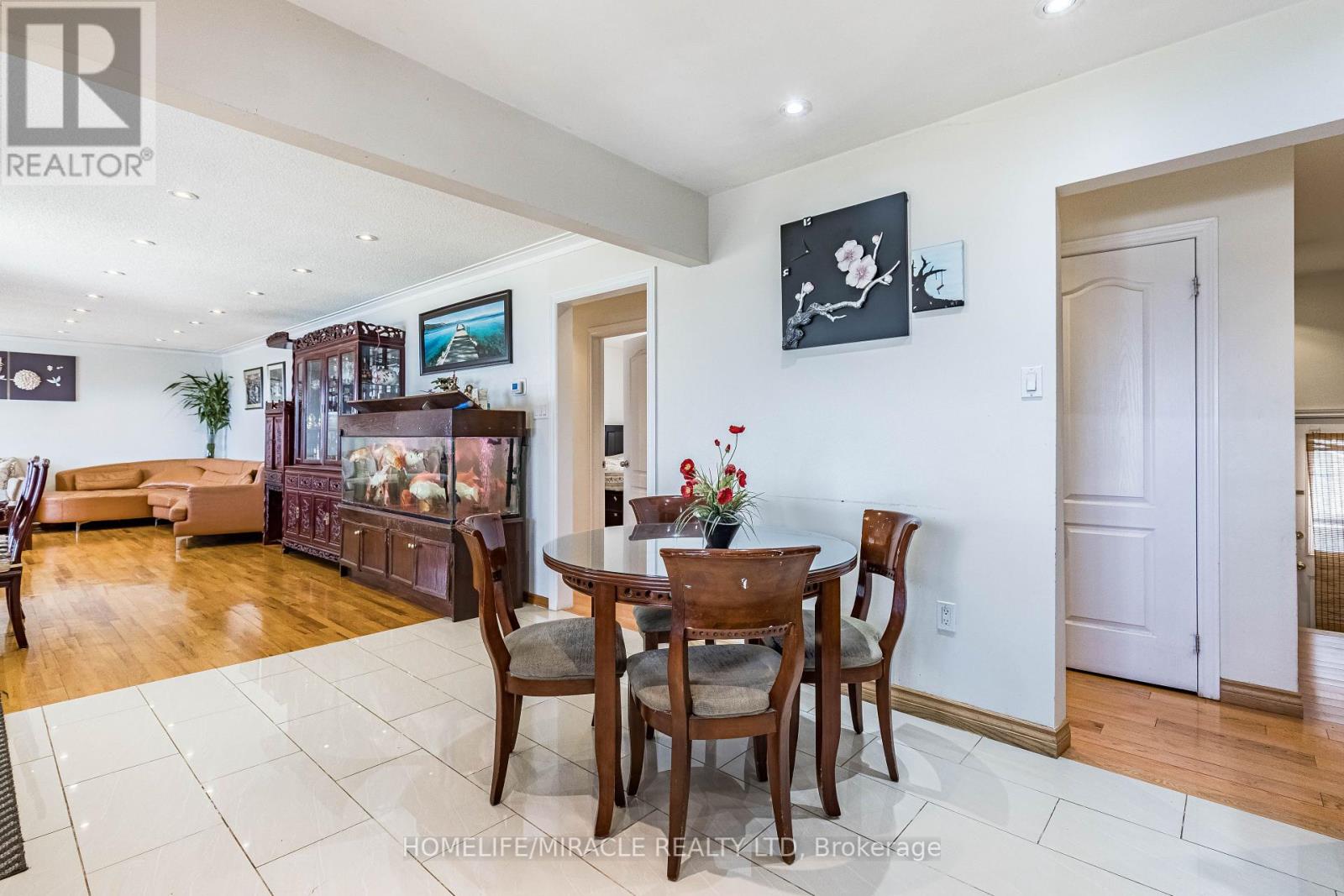331 Tornado Drive, Bradford West Gwillimbury, Ontario  L3Z 2A6 - Photo 7 - N12106179