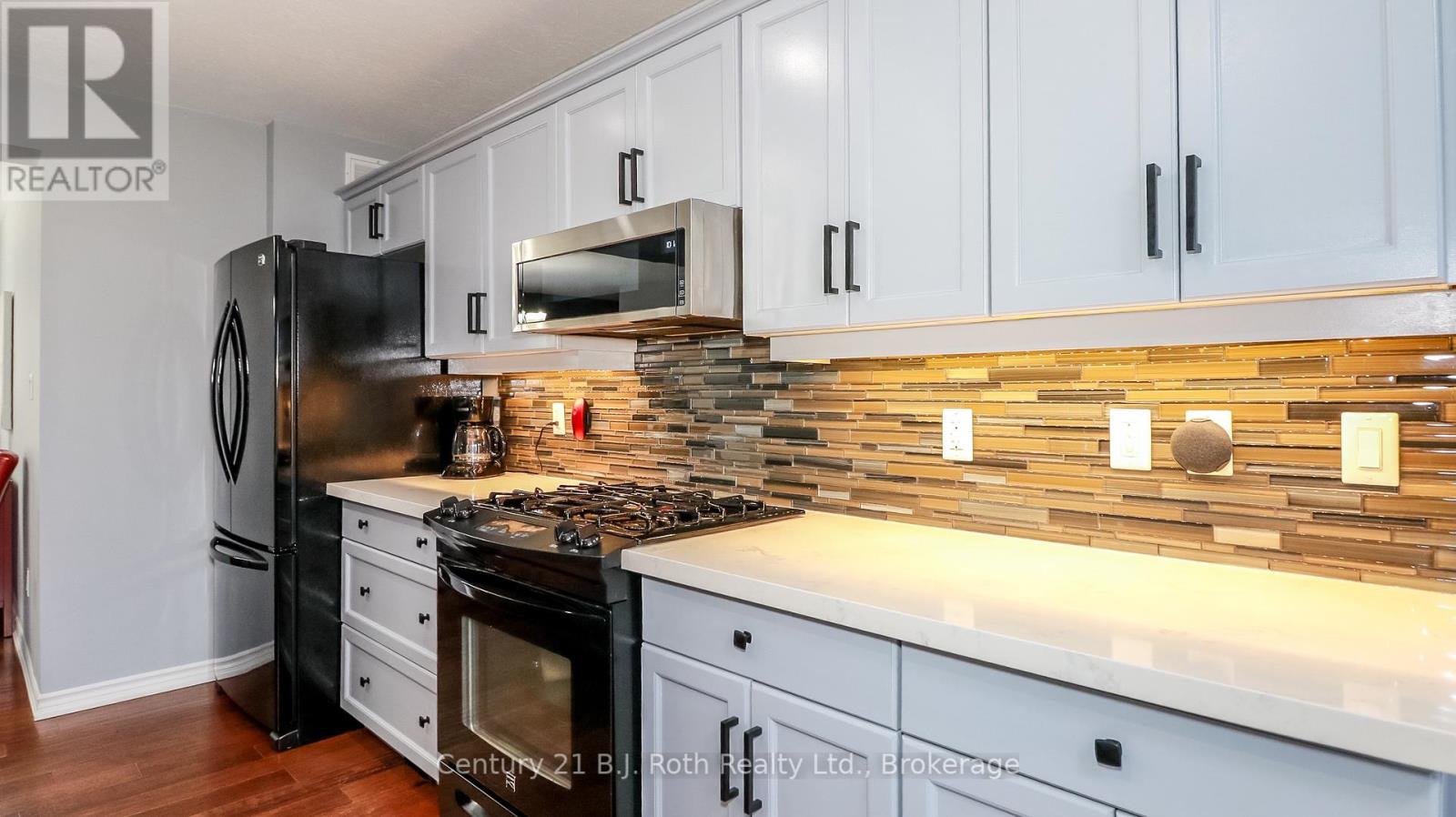 3031 Second Street, Severn (West Shore), Ontario  L3V 7A8 - Photo 9 - S12097628