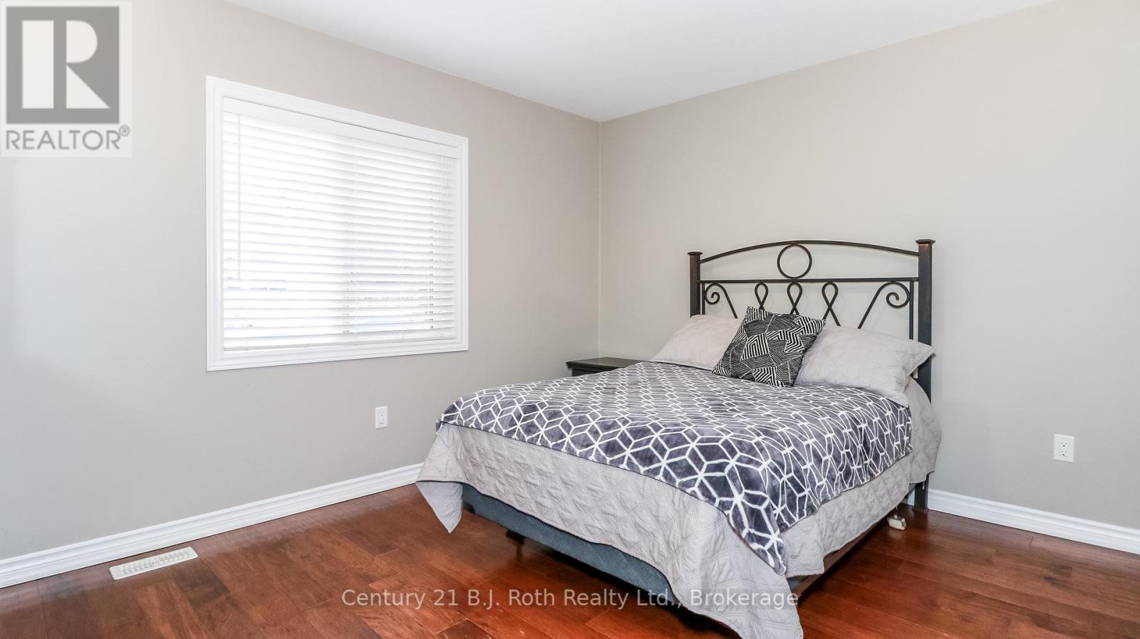 3031 Second Street, Severn (West Shore), Ontario  L3V 7A8 - Photo 13 - S12097628