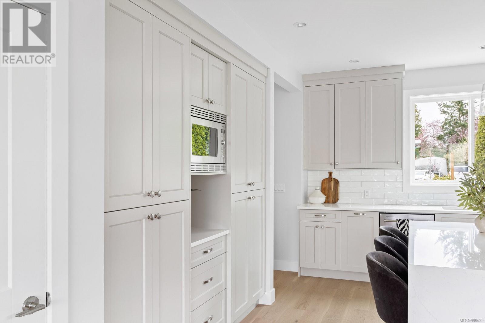 Property at 2306 Grove Cres image 3