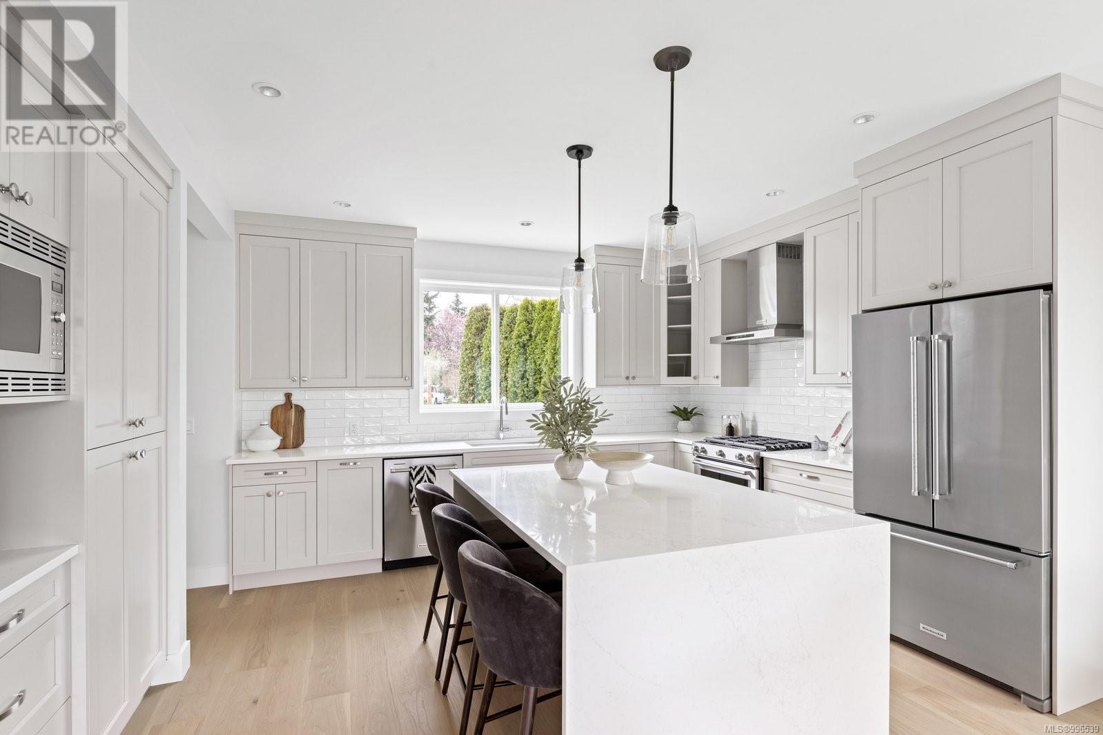 Property at 2306 Grove Cres image 2
