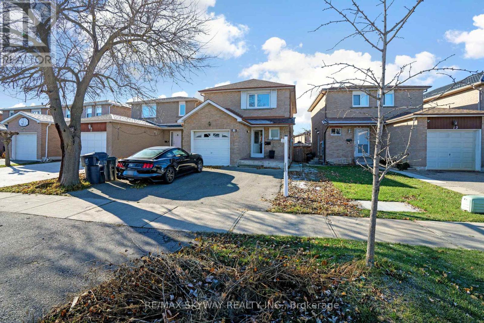 10 Provence Trail, Toronto, Ontario  M9V 5B7 - Photo 2 - W12106284