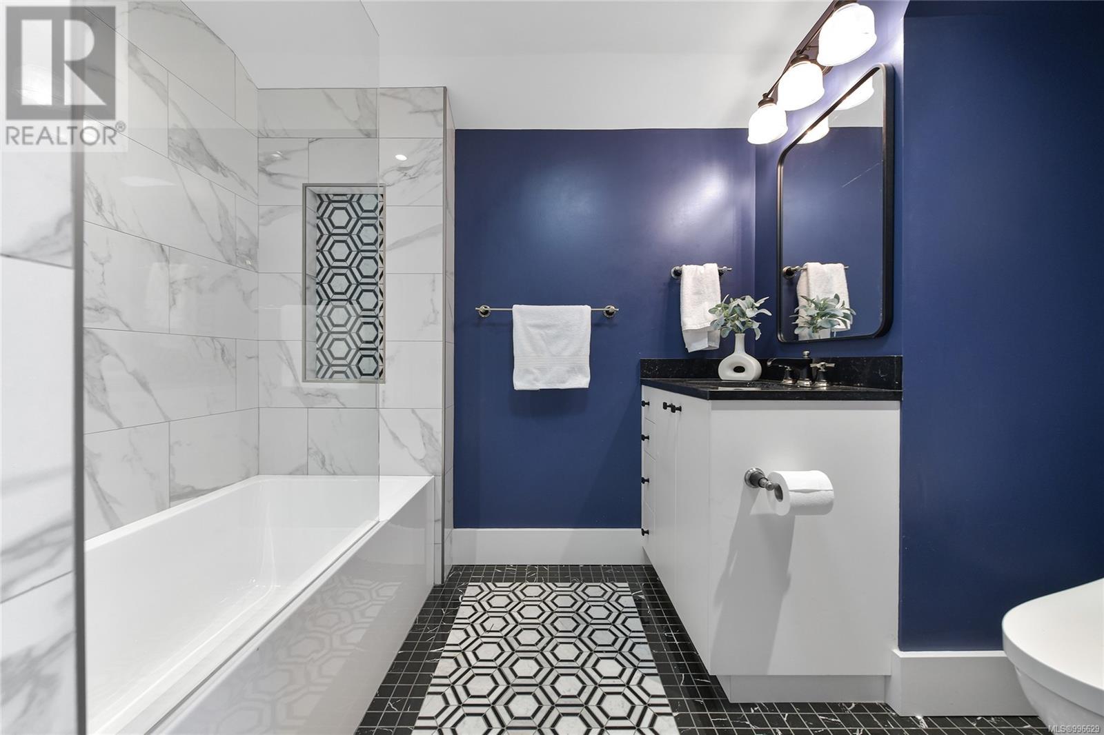 Property at 820 St. Charles St image 3