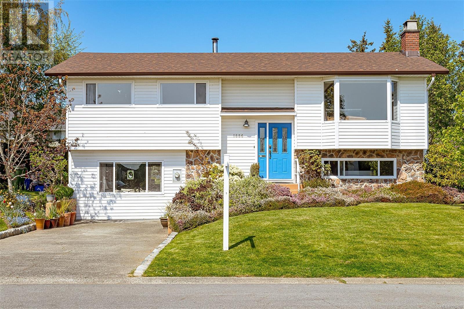 Property at 1886 Seaboard Cres image 2