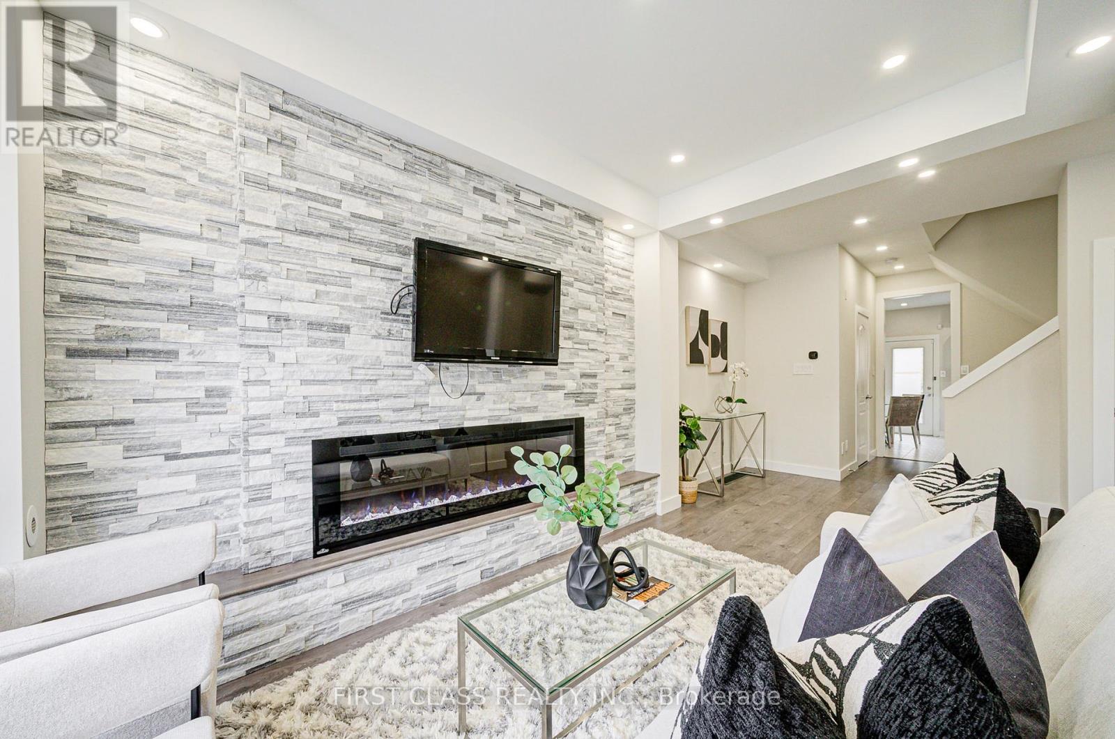 Property at 112 - 435 HENSALL CIRCLE image 3