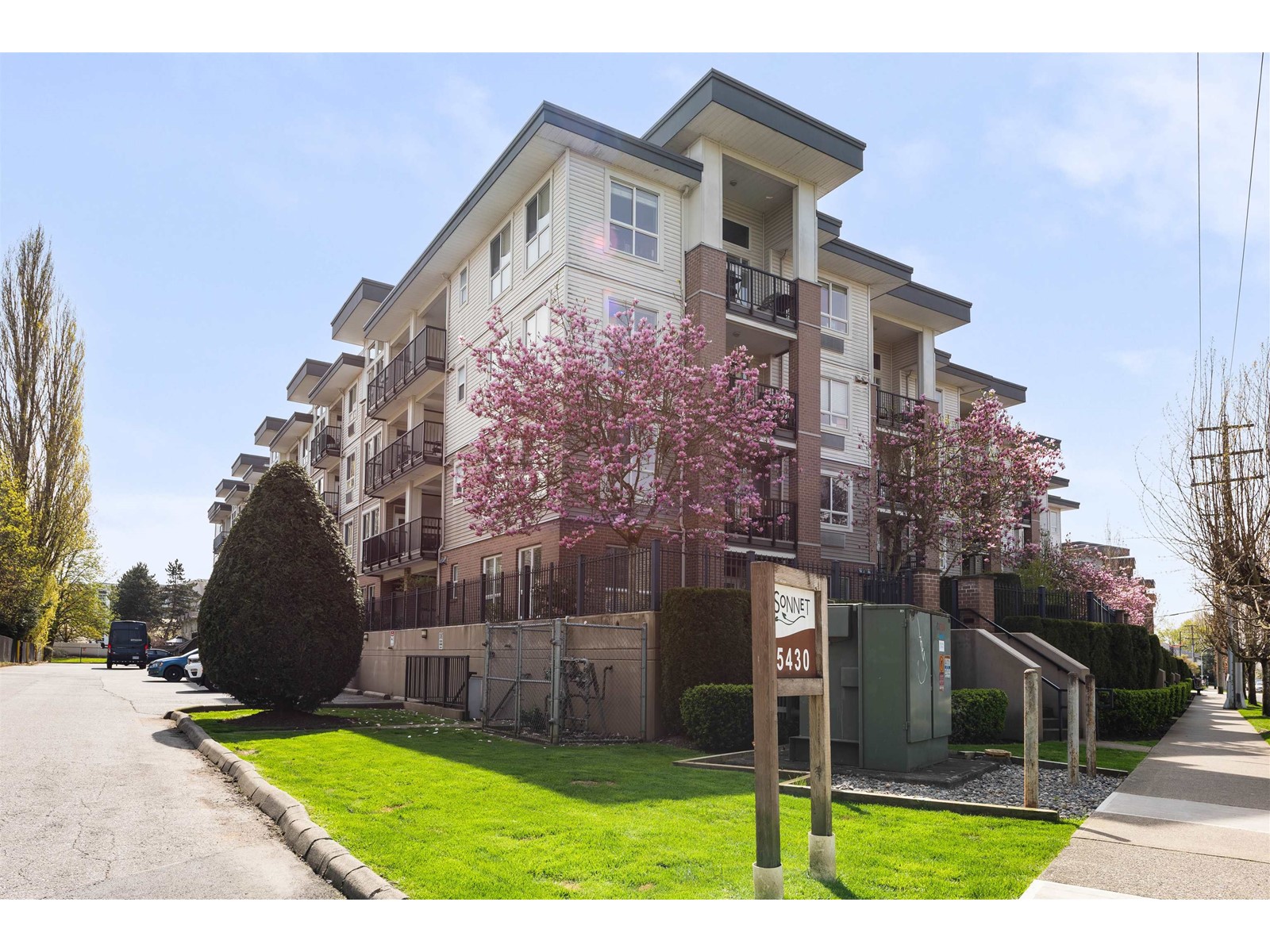 304 5430 201 STREET, Langley, British Columbia