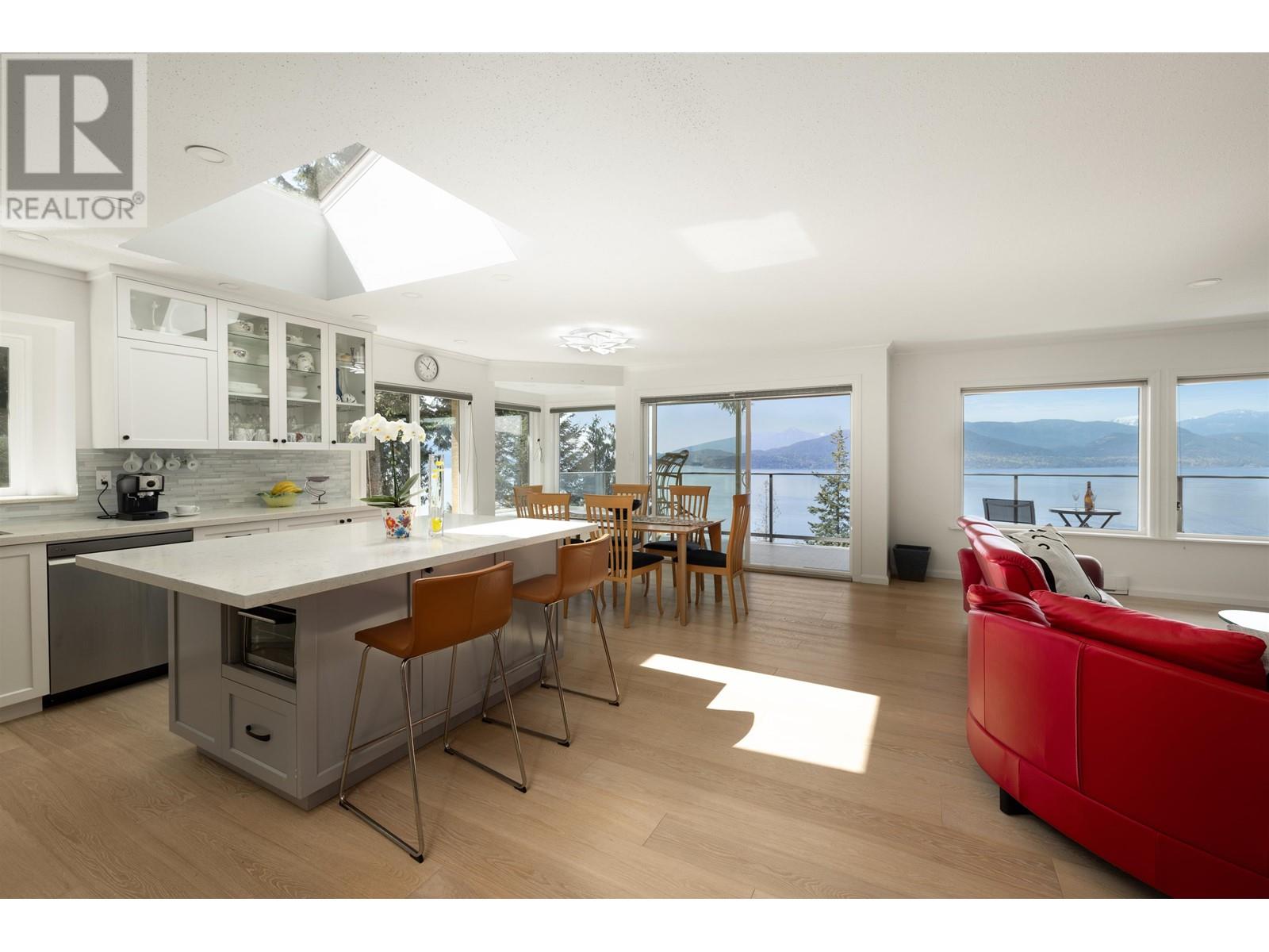 250 KELVIN GROVE WAY, Lions Bay, British Columbia