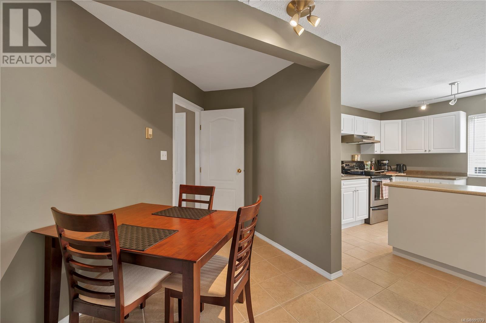 Property at 749 Bowen Dr image 4