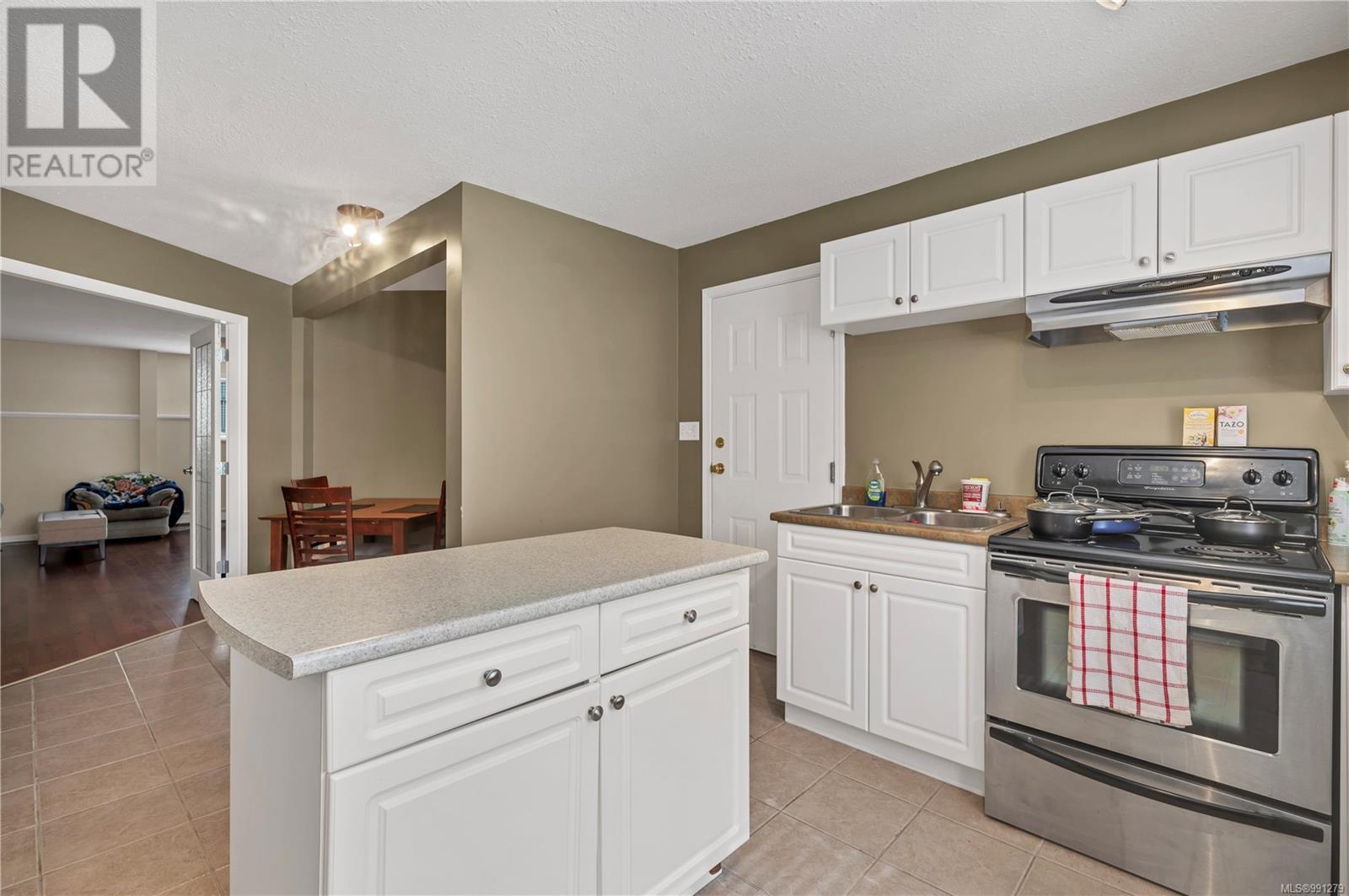 Property at 749 Bowen Dr image 3
