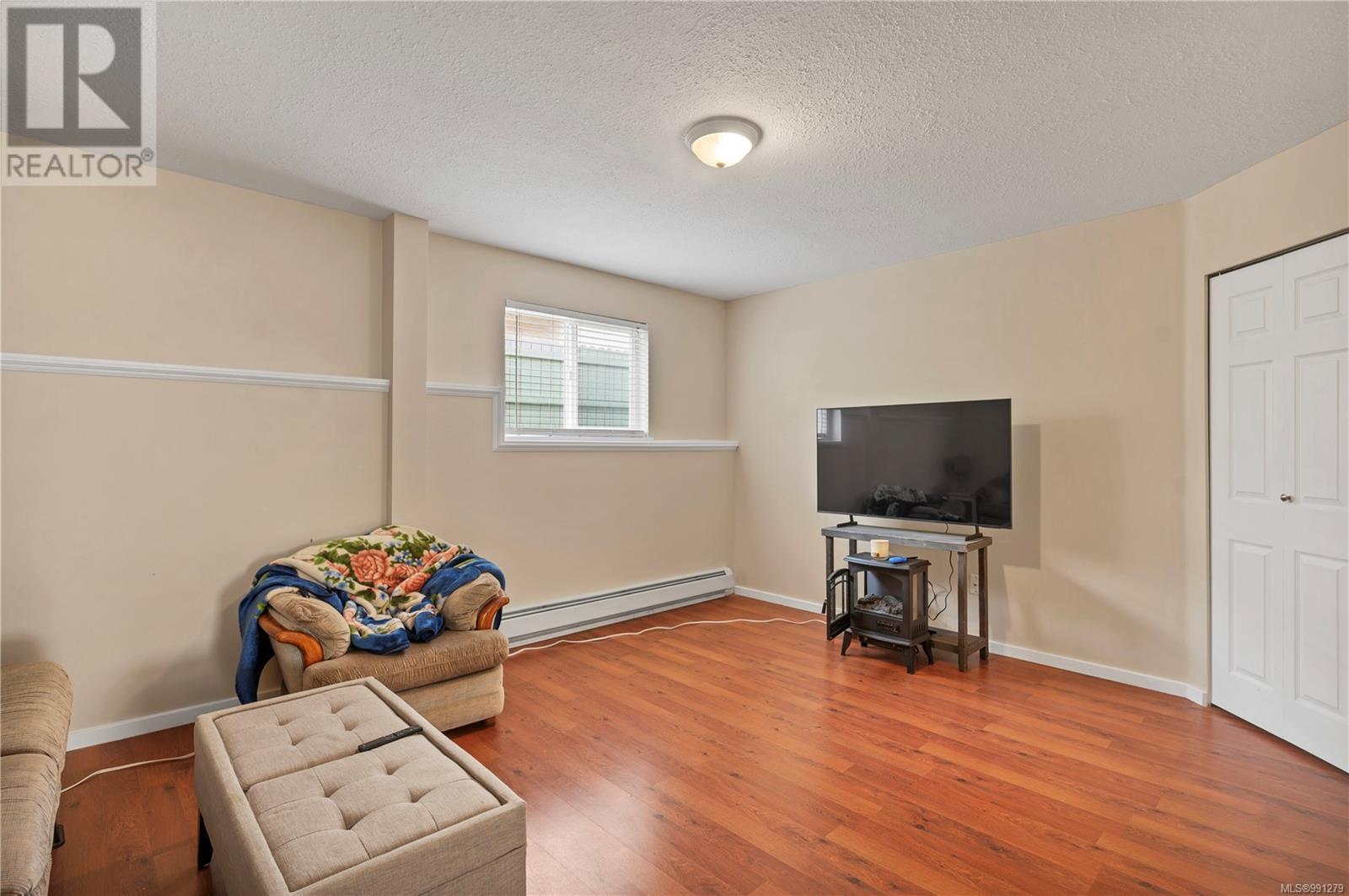 Property at 749 Bowen Dr image 5