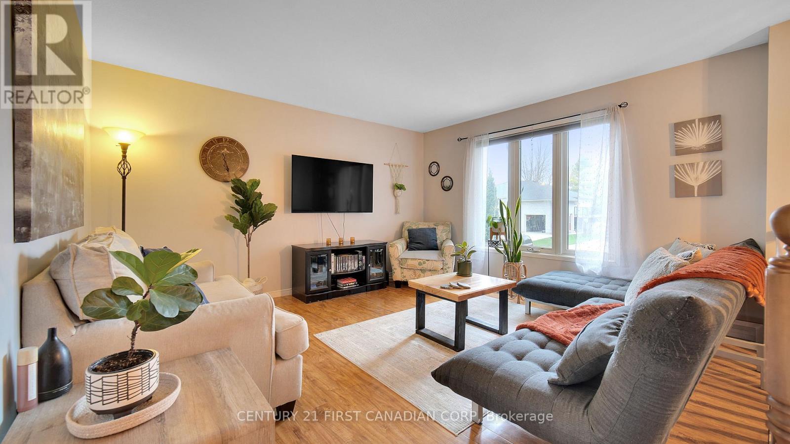 Property at 126 SCOTT STREET E image 4