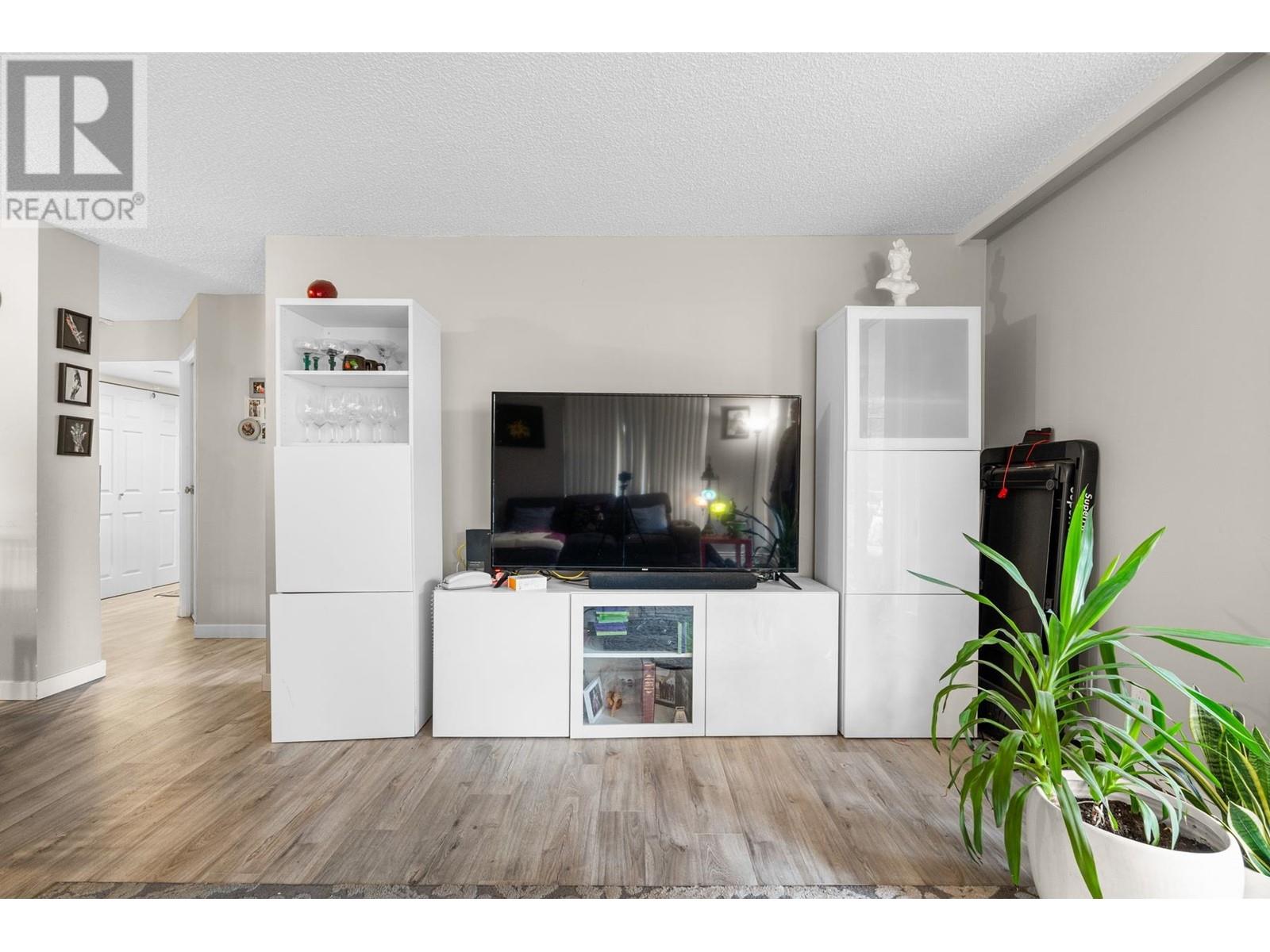 Listing Picture 13 of 32 : 104 7171 BERESFORD STREET, Burnaby / 本拿比 - 魯藝地產 Yvonne Lu Group - MLS Medallion Club Member