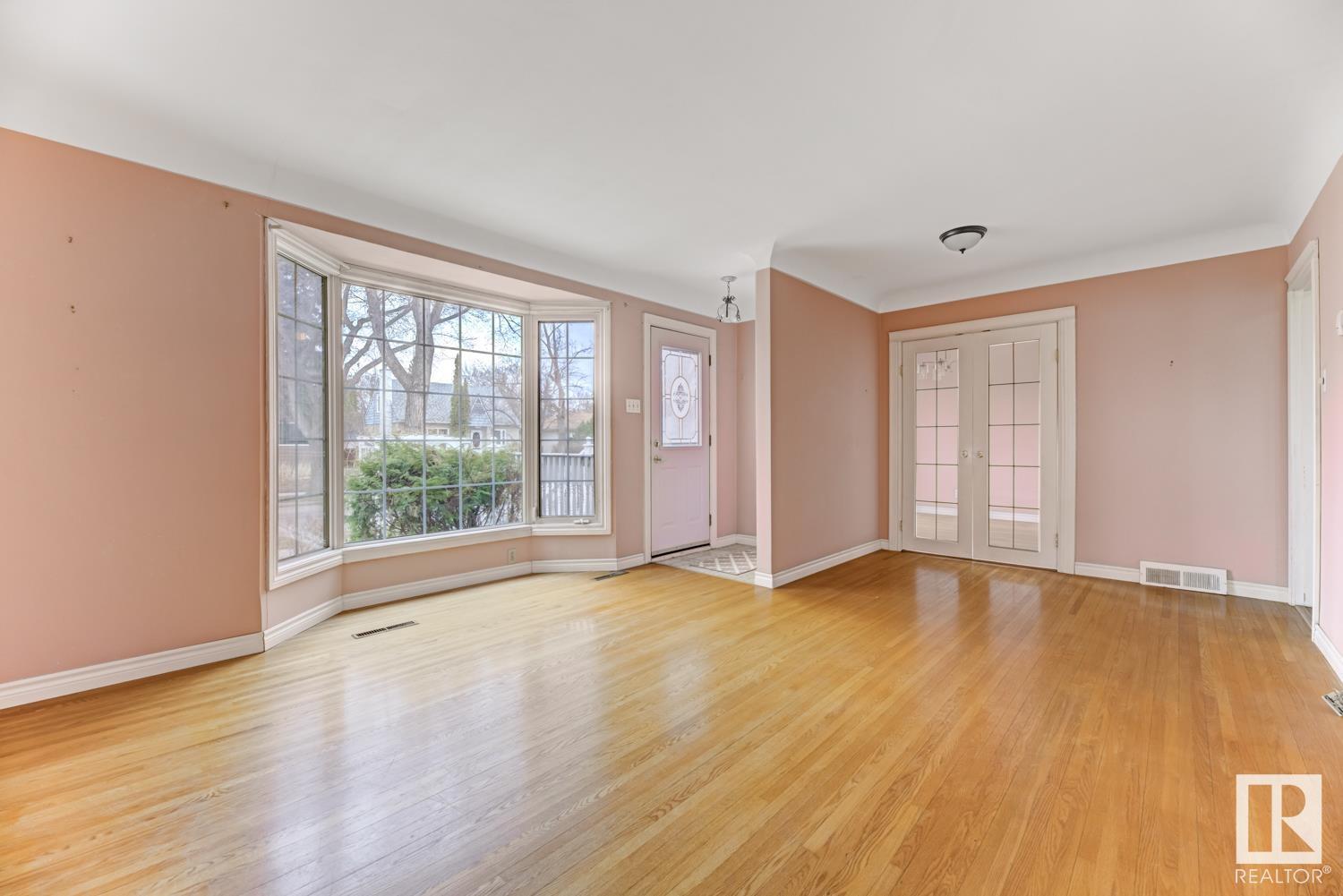 Property at 7621 91 AV NW image 2